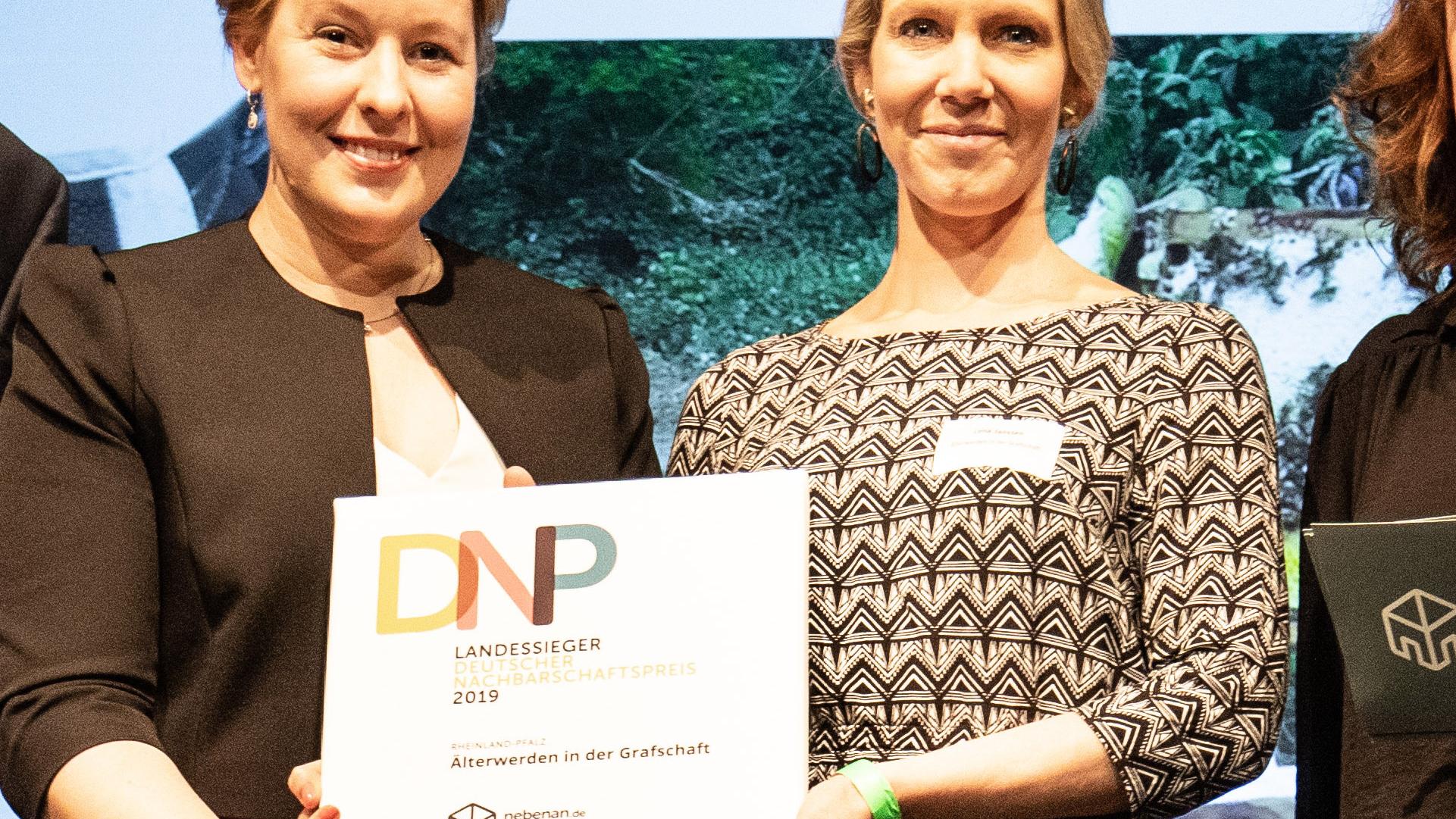 Familienministerin Franziska Giffey (links) überreicht Lena Janssen (rechts) den Nachbarschaftspreis für Rheinland-Pfalz. Foto: Christian Klant