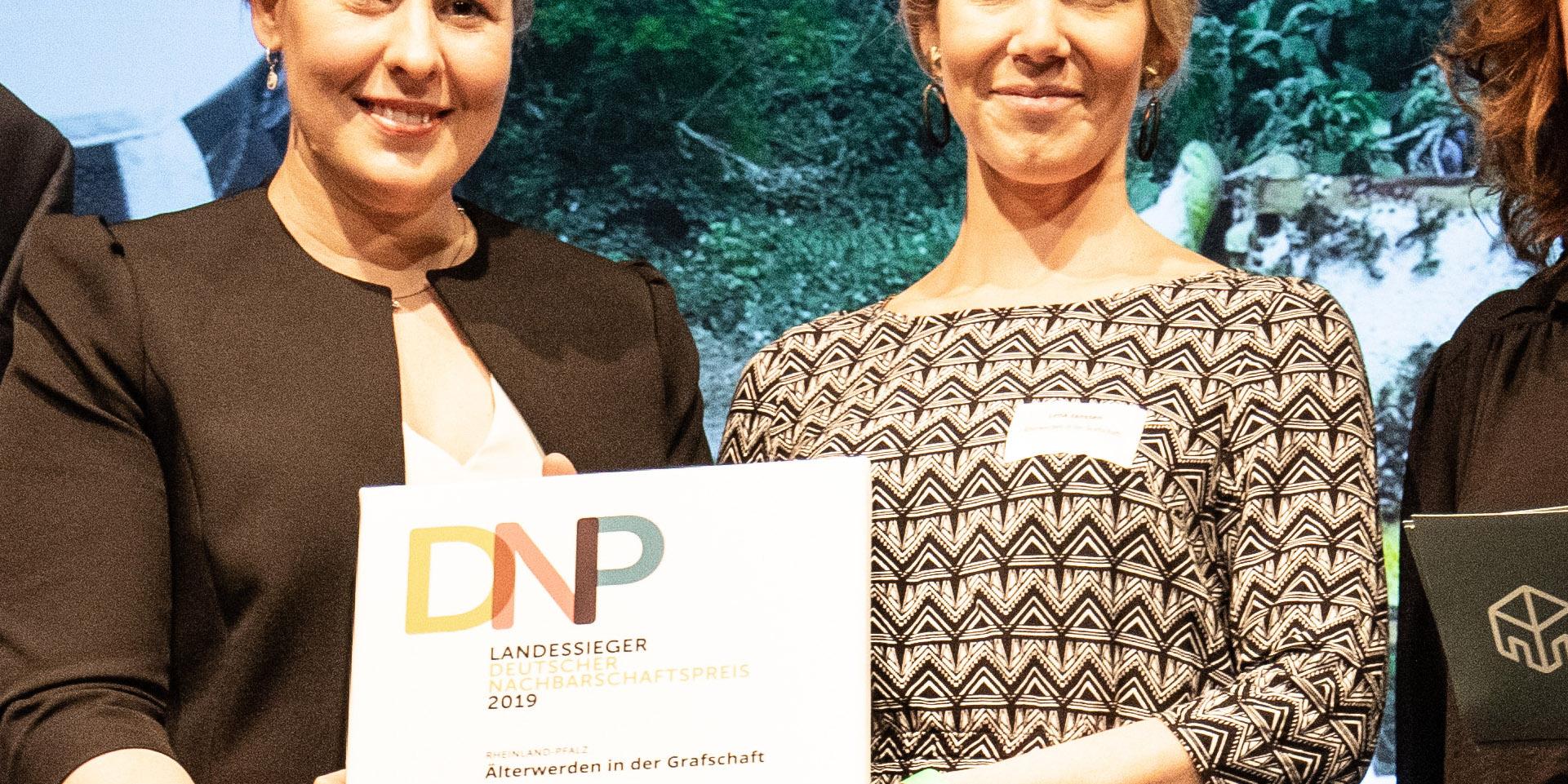 Familienministerin Franziska Giffey (links) überreicht Lena Janssen (rechts) den Nachbarschaftspreis für Rheinland-Pfalz. Foto: Christian Klant