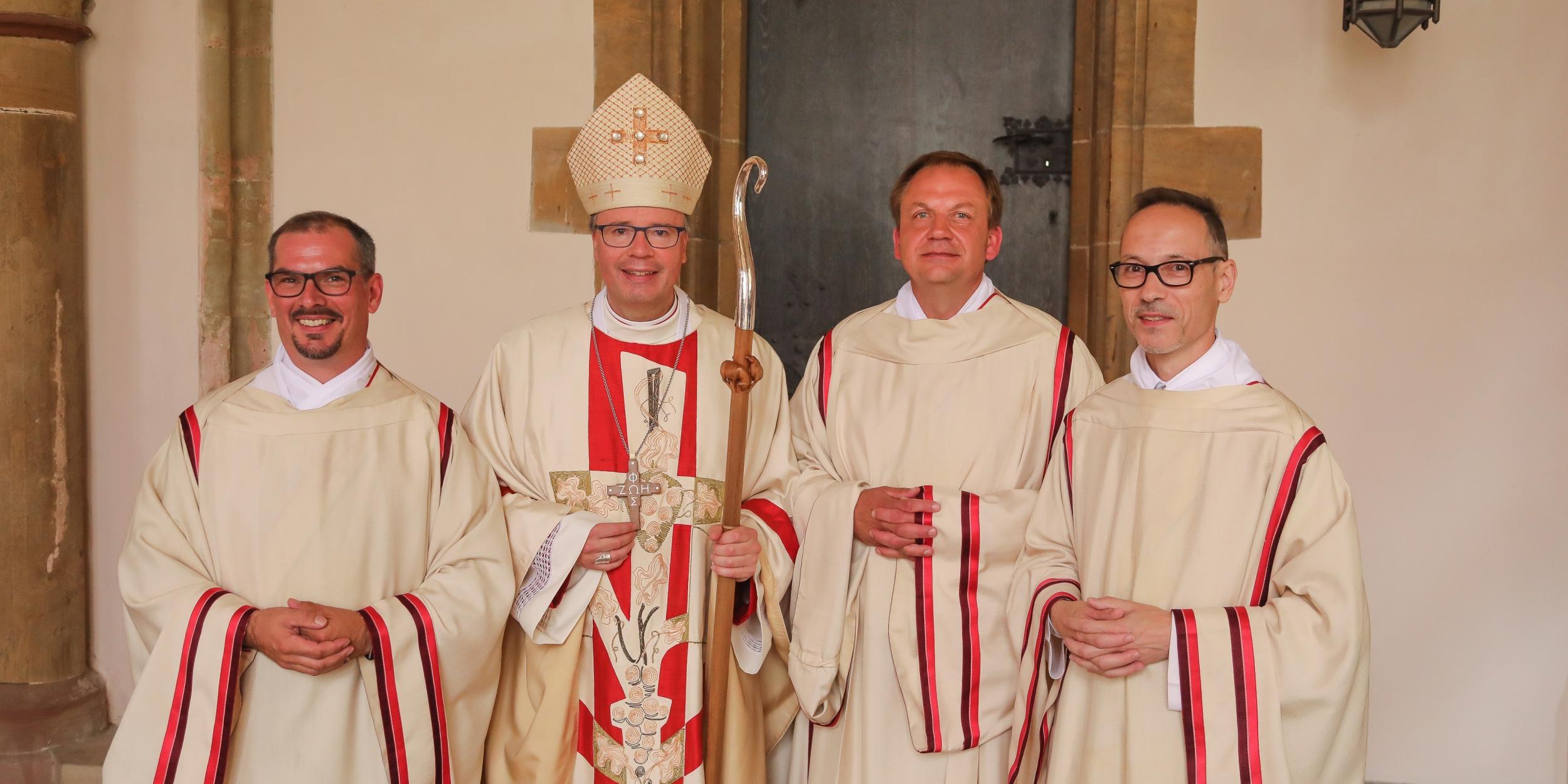 Bischof Ackermann mit den neuen Diakonen Ruhe, Hoffmann und Wilbertz (vlnr)