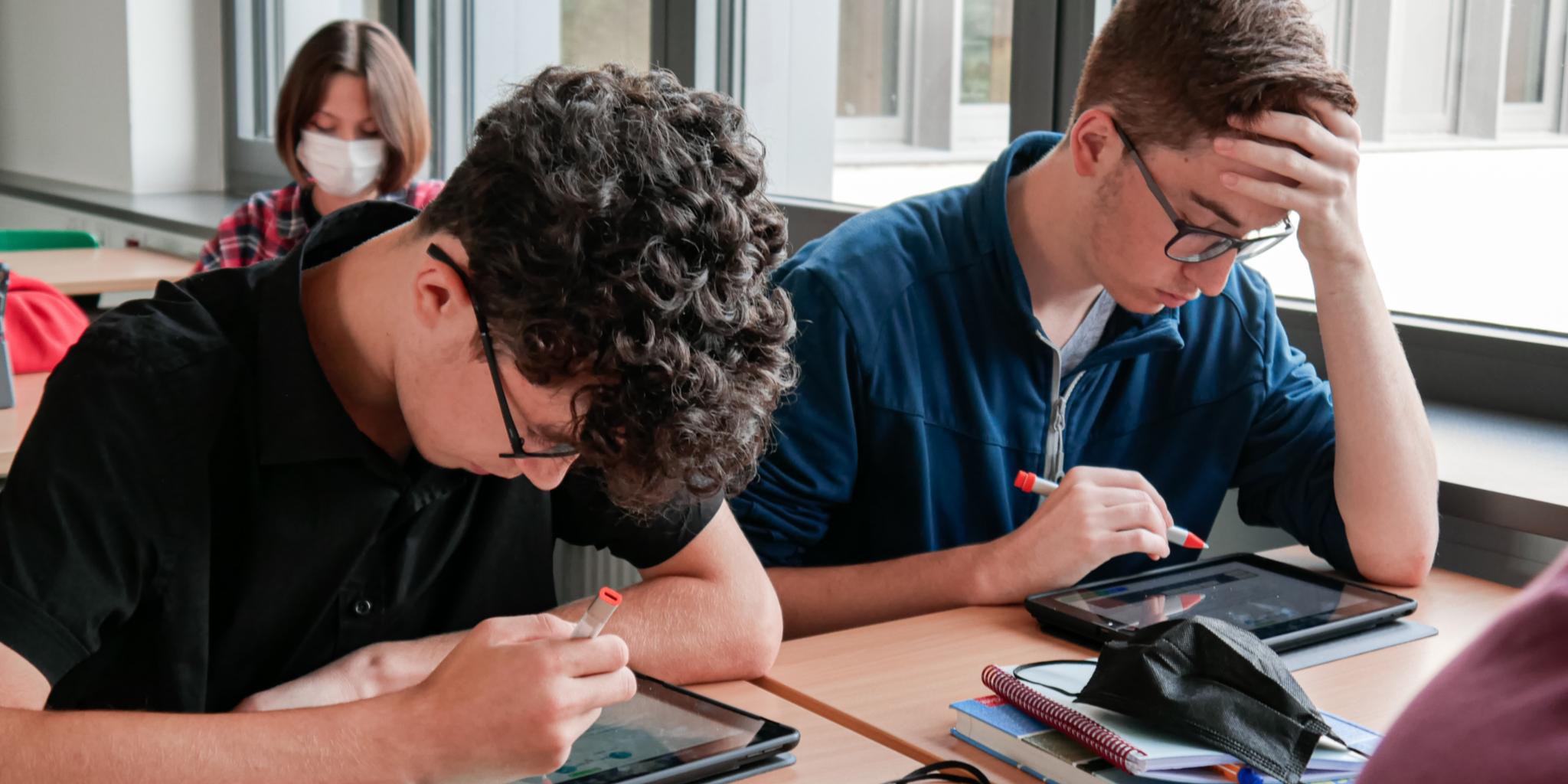 Schulhefte im klassischen Sinn gibt es in der 10c nicht mehr. Foto: St. Franziskus Schule Koblenz