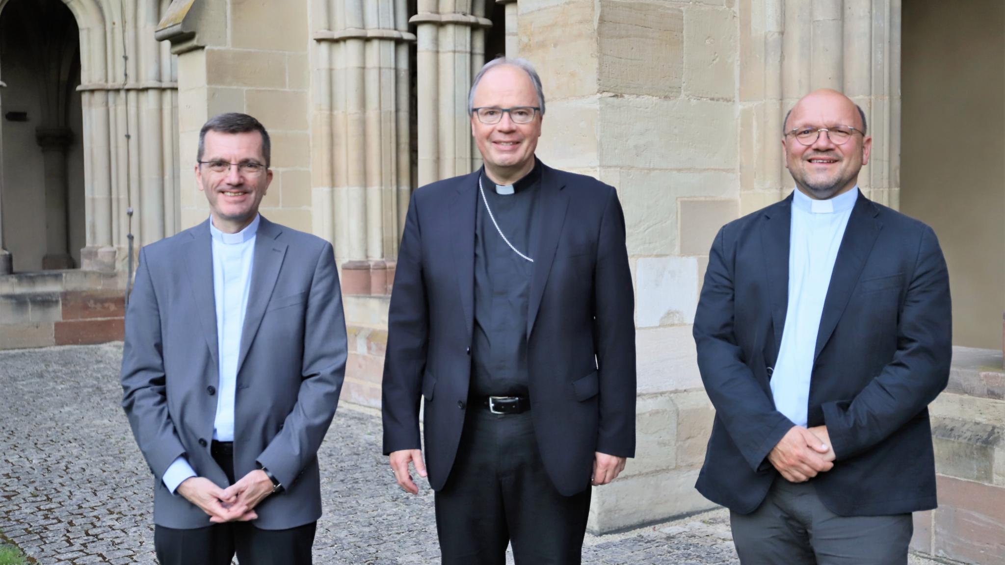 Bischof Ackermann mit dem scheidenden Priesterreferenten Nicolay (re.) und dessen Nachfolger Dillenburg (li.)