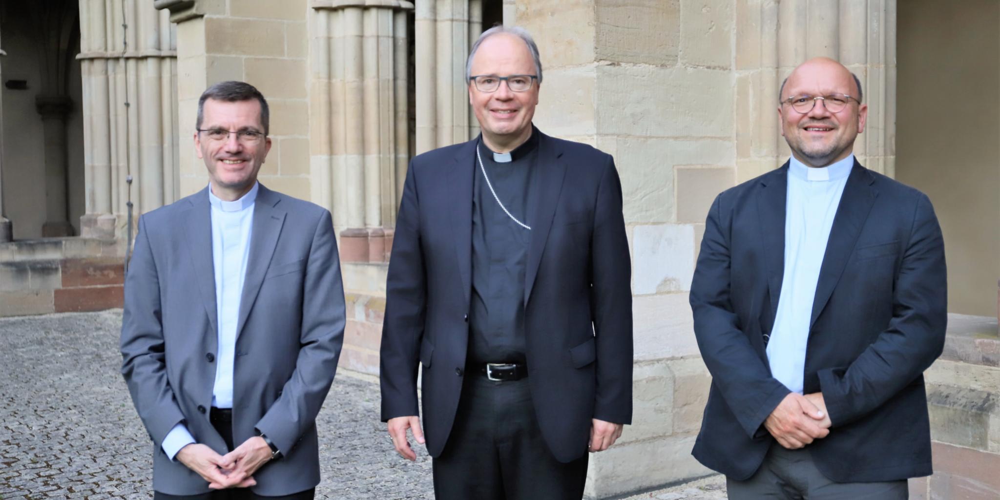 Bischof Ackermann mit dem scheidenden Priesterreferenten Nicolay (re.) und dessen Nachfolger Dillenburg (li.)