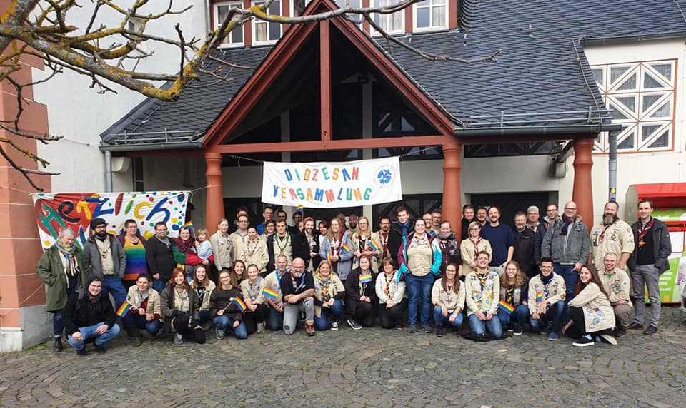 Teilnehmerinnen und Teilnehmer der Diözesanversammlung der DPSG Trier vor der Marienburg.