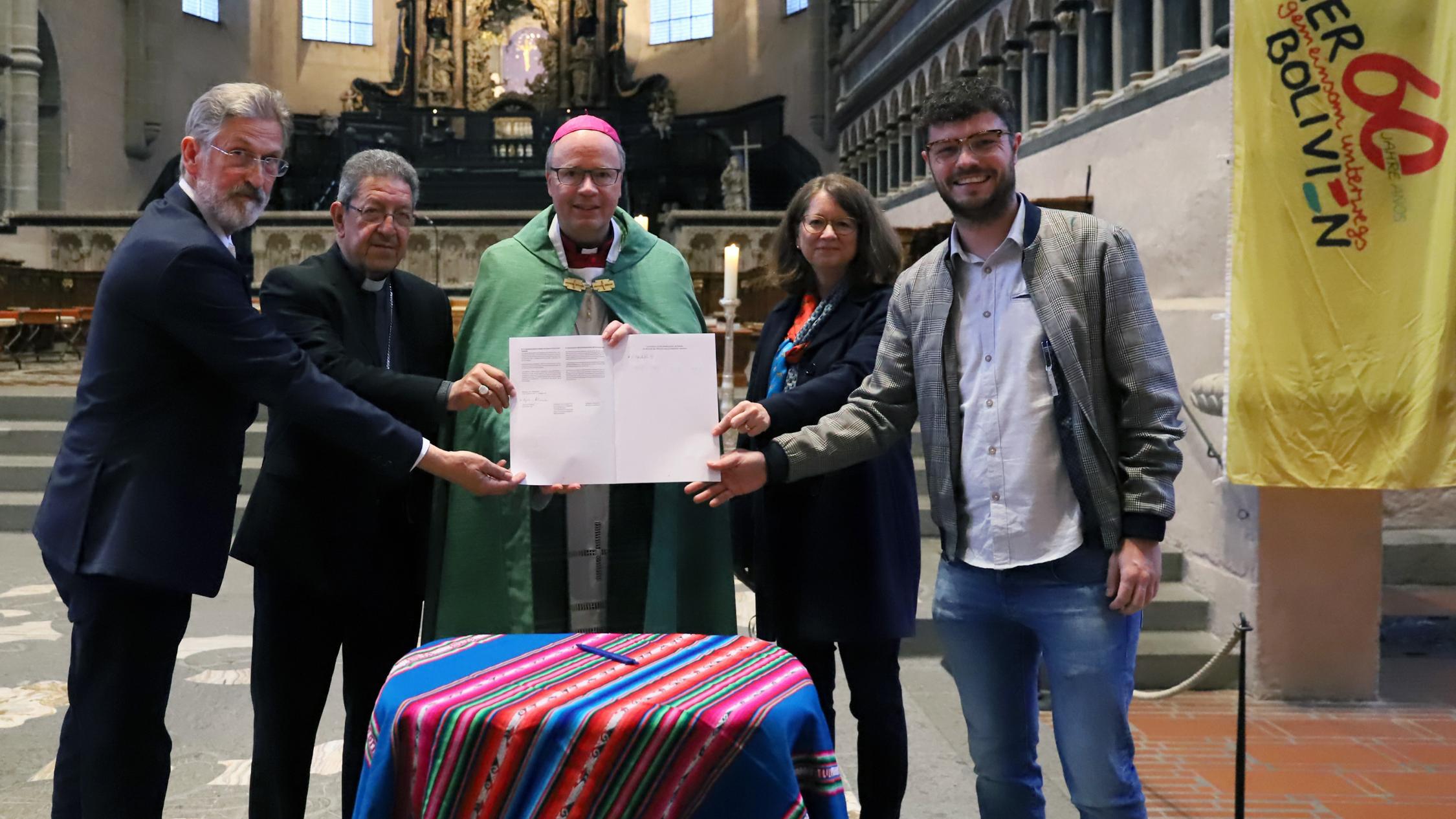 vlnr. Ludwig Kuhn, Leiter der Diözesanstelle Weltkirche, Erzbischof em. Edmundo Abastoflor, Bischof Dr. Stephan Ackermann, Direktorin Mechthild Schabo und BDKJ-Diözesanvorsitzender Matthias Becker (Fotos: Simone Bastreri/Bistum Trier)