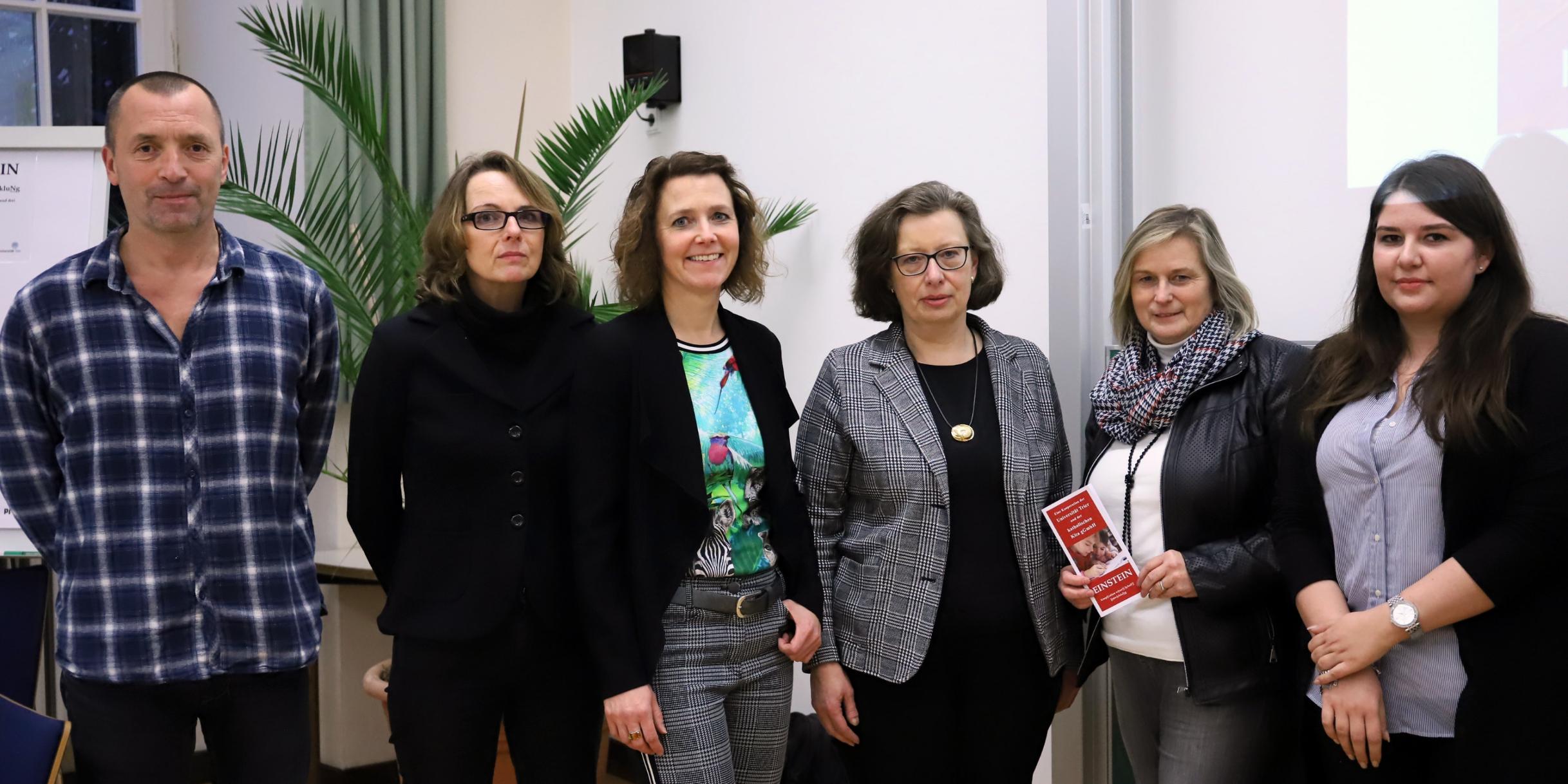 Prof. Jan Hofer, Prof. Eva Walther, Prof Tanja Hechler, Cordula Scheich, Geschäftsführerin der Kita gGmbH Trier, Pia Khoilar und Lena Künzer freuen sich über den Start des Kooperationsprojekts