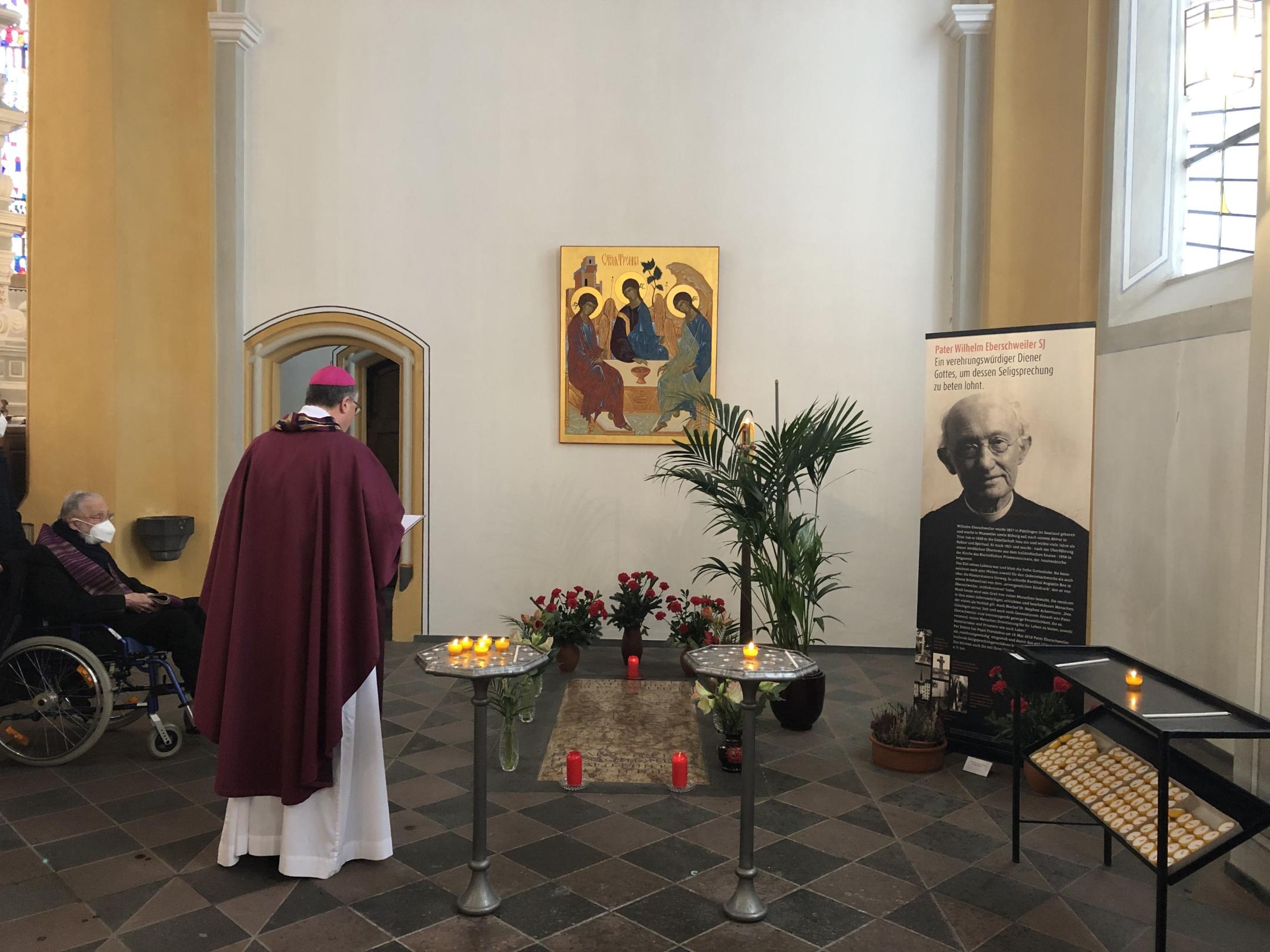 Bischof Ackermann betet am Grab von Pater Eberschweiler