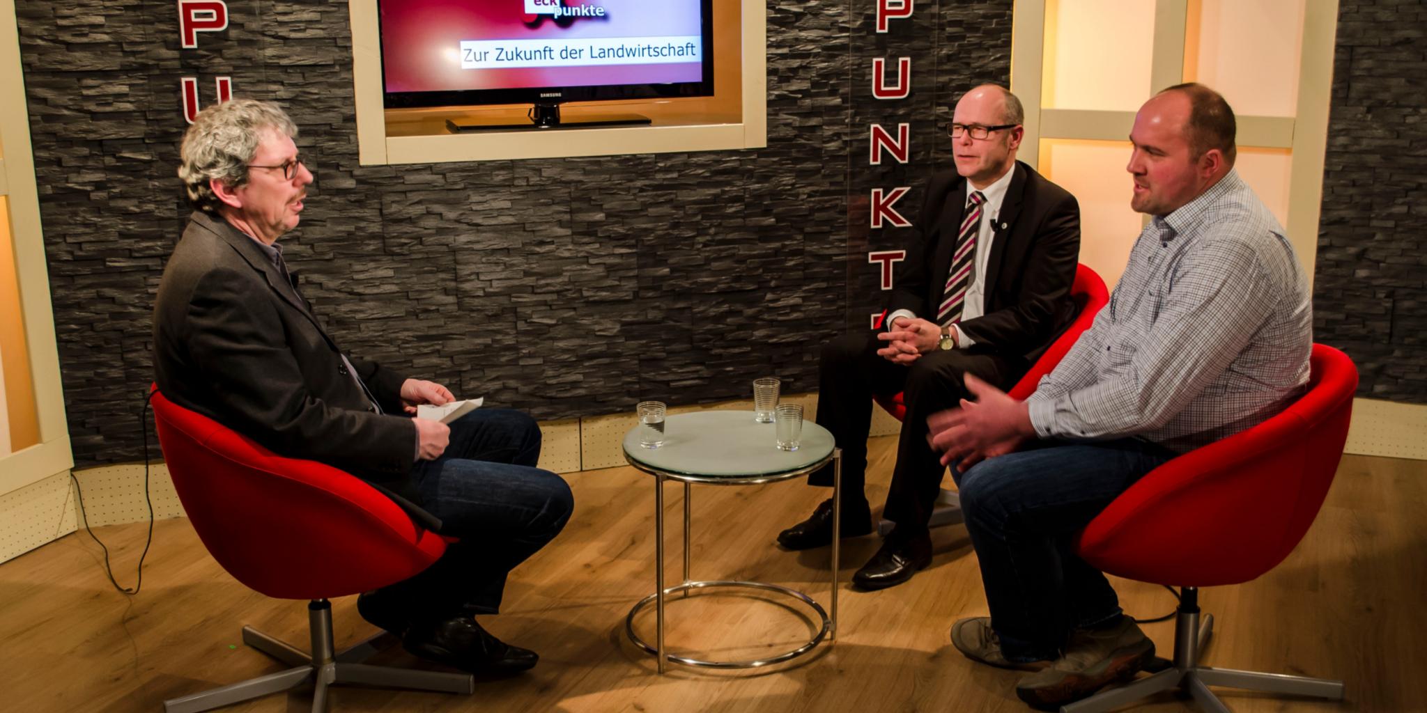 In der „Eckpunkte“-Sendung diskutiert Moderator Stefan Weinert (links) mit Harald Klein von der KLB im Bistum Trier und Landwirt Niko Billen (rechts). Foto: Sebastian Lindemans