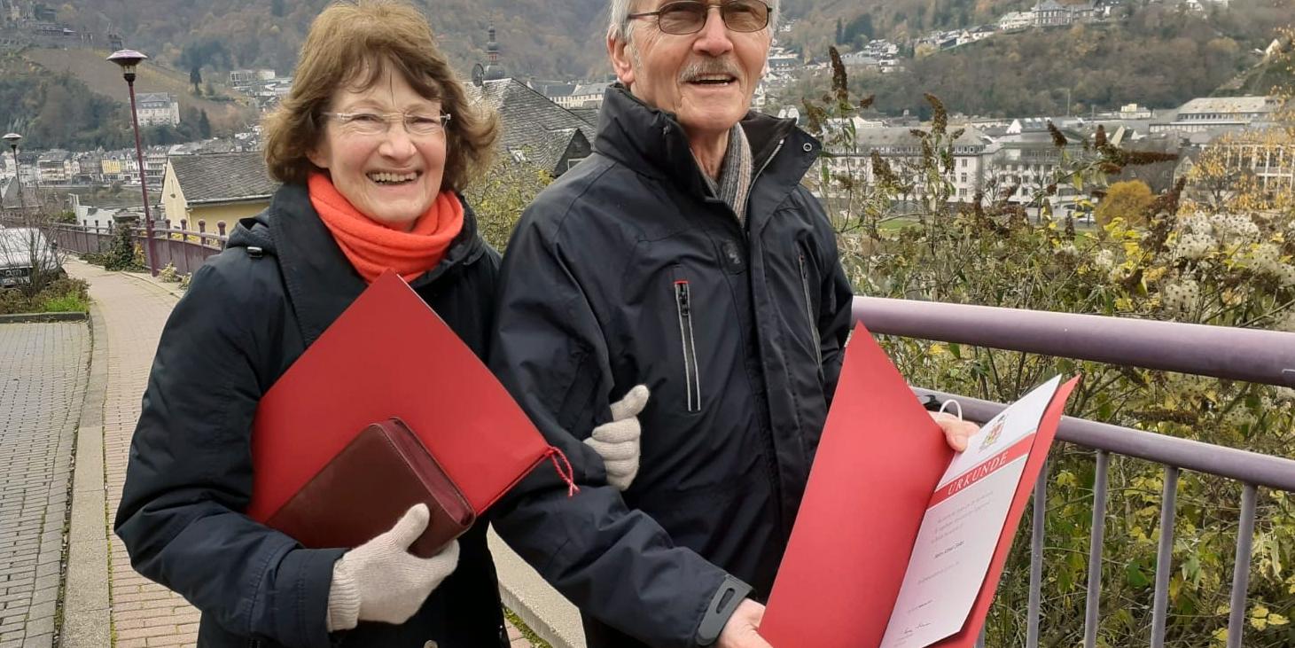 Waltraud und Alfred Geller sind für ihr jahrzehntelanges ehrenamtliches Engagement mit der Dankesurkunde des Bistums ausgezeichnet worden. (Foto: privat)