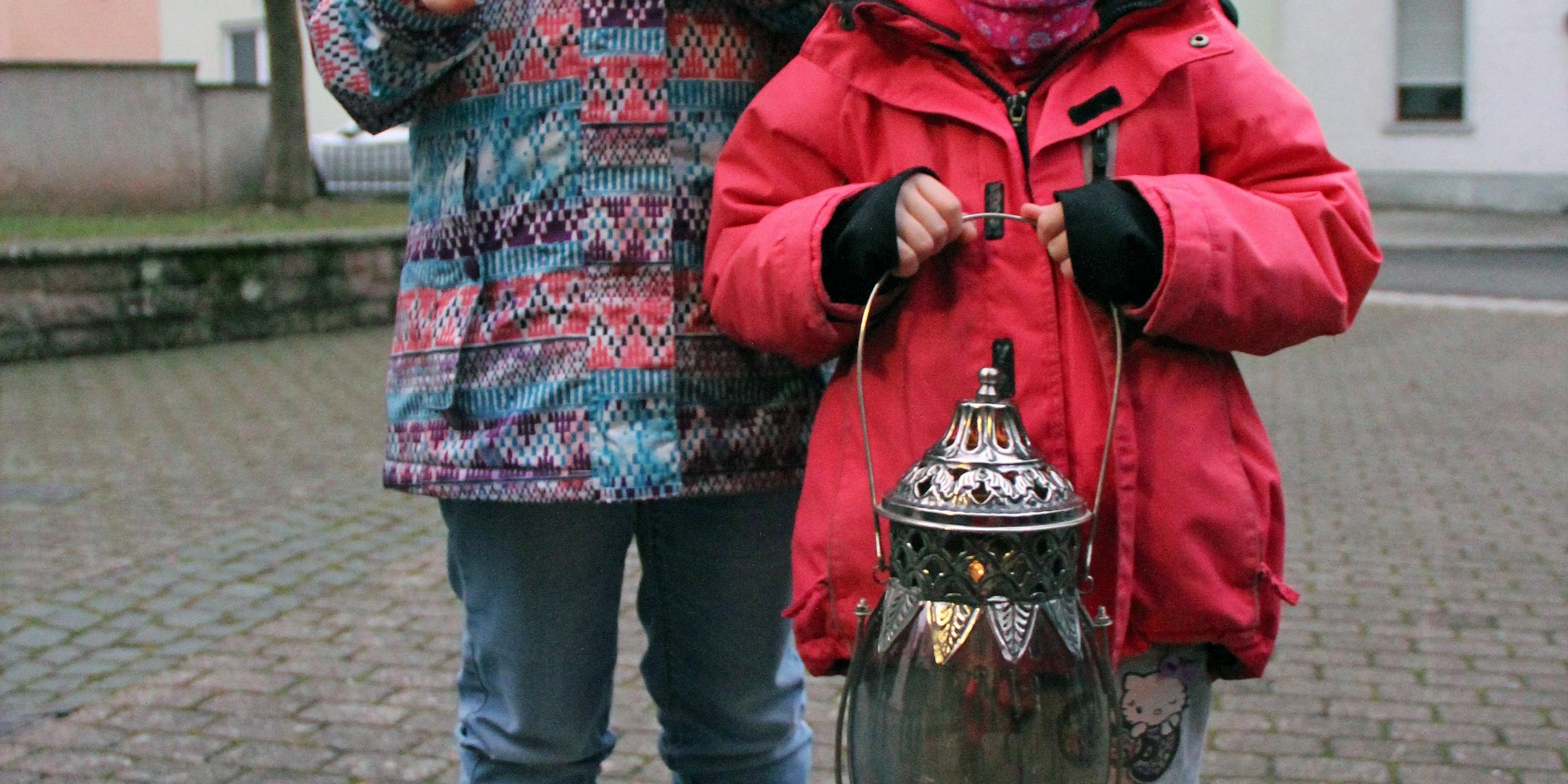 Emily und Paula werden das Licht in Föhren weitergeben.