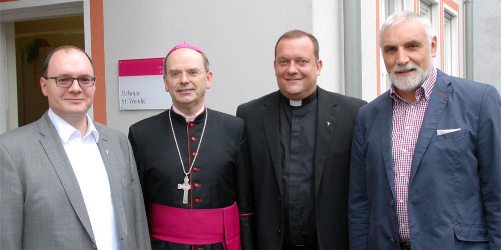 Pfarrer Stefan End, Weihbischof Robert Brahm, Dechant Volker Teklik und Dekanatsreferent Arnold Orth während der aktuellen Visitation
