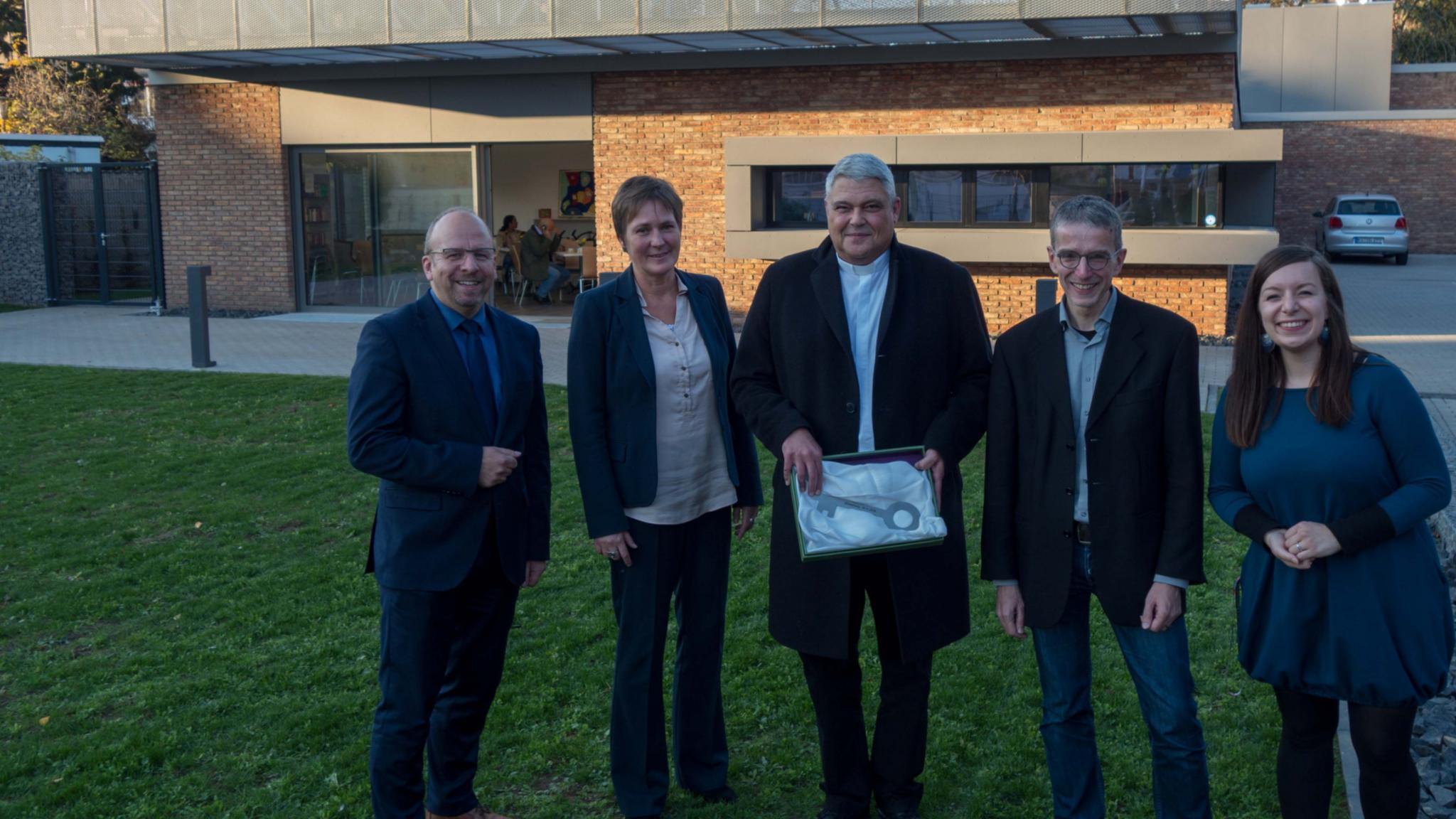 Nach zehn Jahren freuen sich alle Akteure über die Eröffnung des Bürgerzentrums Frank Hastenteufel (Leiter des Amtes für Stadtentwicklung und Bauordnung), Caritasdirektorin Martina Best-Liesenfeld, Pfarrer Eric Condé, Stefan Nober (Bistum Trier, Arbeitsbereich Diakonische Pastoral) und die Einrichtungsleiterin Michalina Jonderko (v. links).