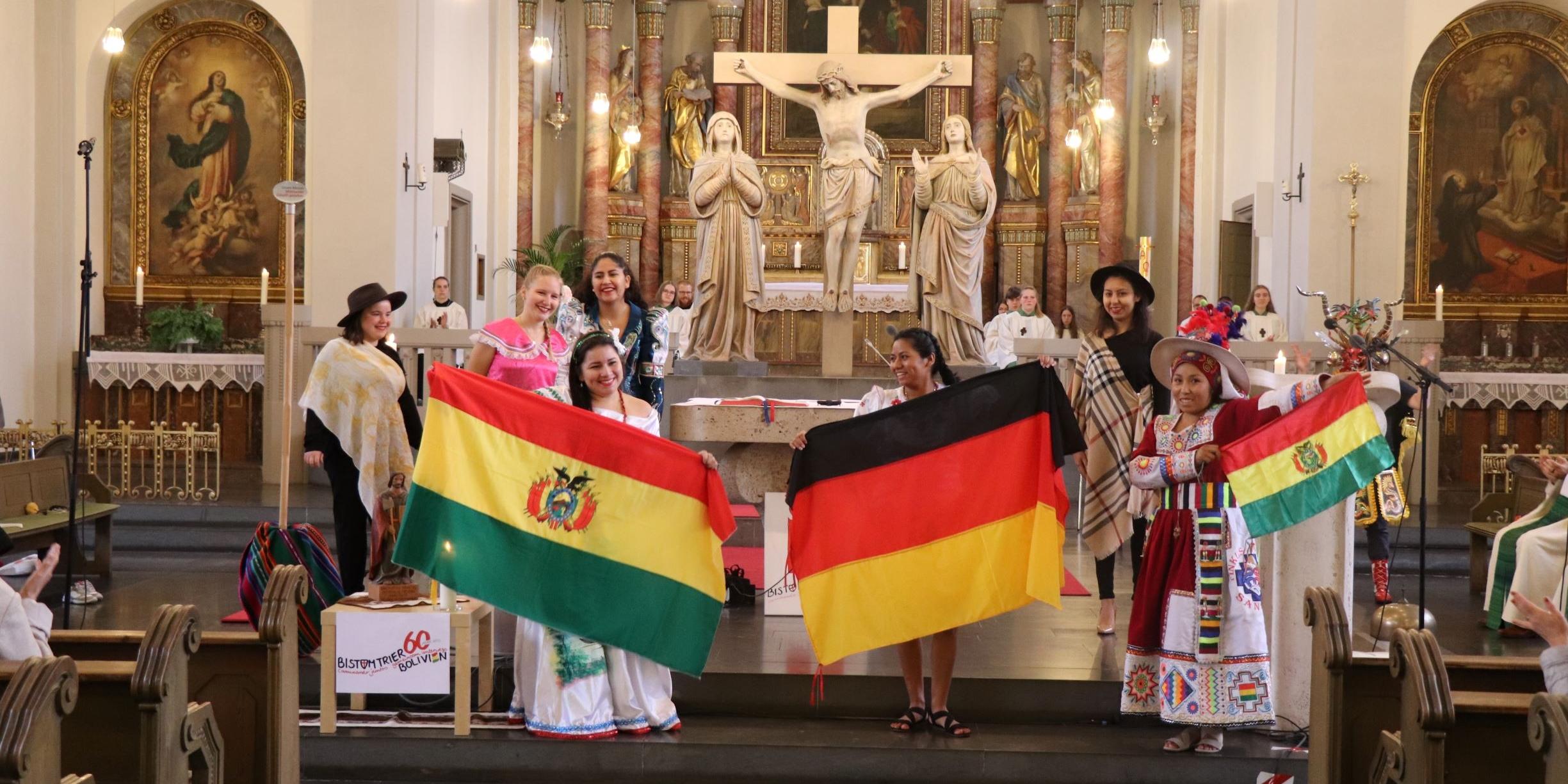 Volunteers aus verschiedenen Diözesen Boliviens, die sich für ein Jahr im Sozialen Friedensdienst im Bistum Trier engagieren, sind derzeit zu Gast. (Foto: Achim Schmitt)