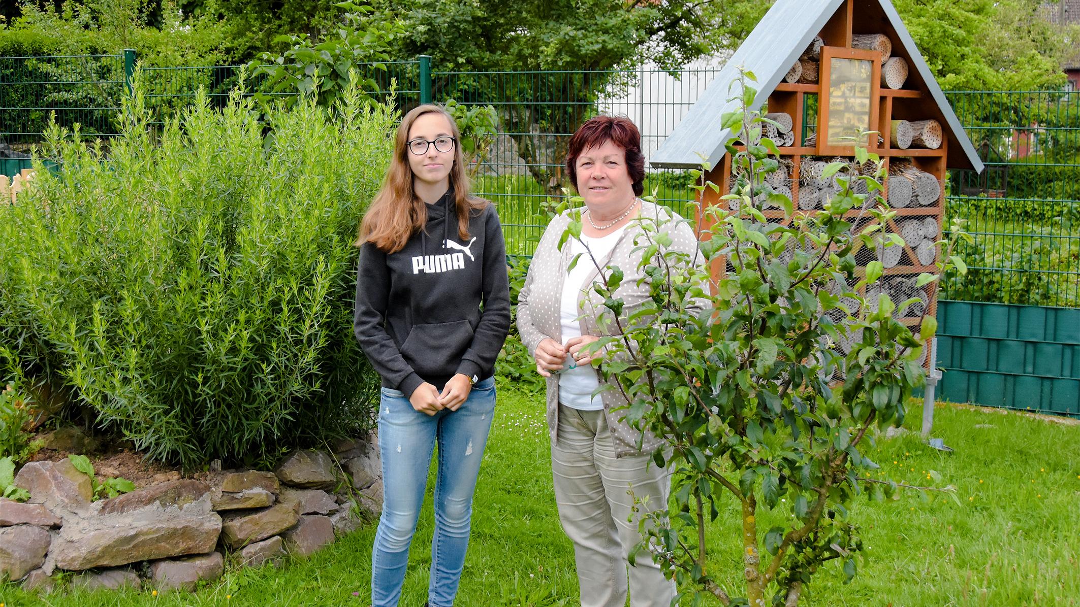 Die FÖJlerin Cindy Wiesen (l.) und die Leiterin der Kita St. Bartholomäus Karin Lorson (r.) im grünen Paradies der Kita.