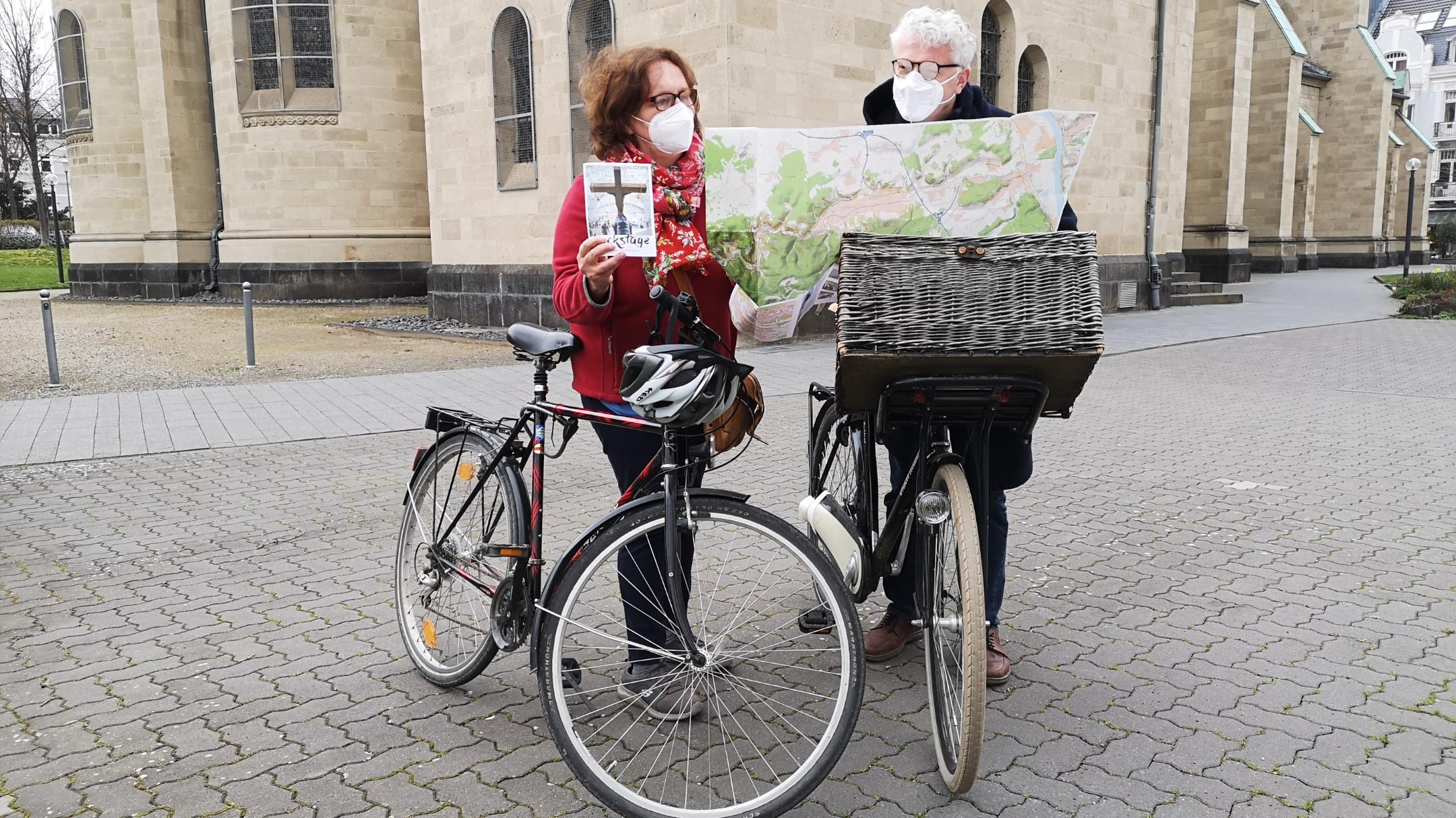 Die Pastoralreferenten Susanne Möckel-Lamberty und Markus Hartmann vor der Rosenkranzkirche in Bad Neuenahr beim Test der Route des Fahrrad-Kreuzwegs. Foto: Bistum Trier/Martin Sauter