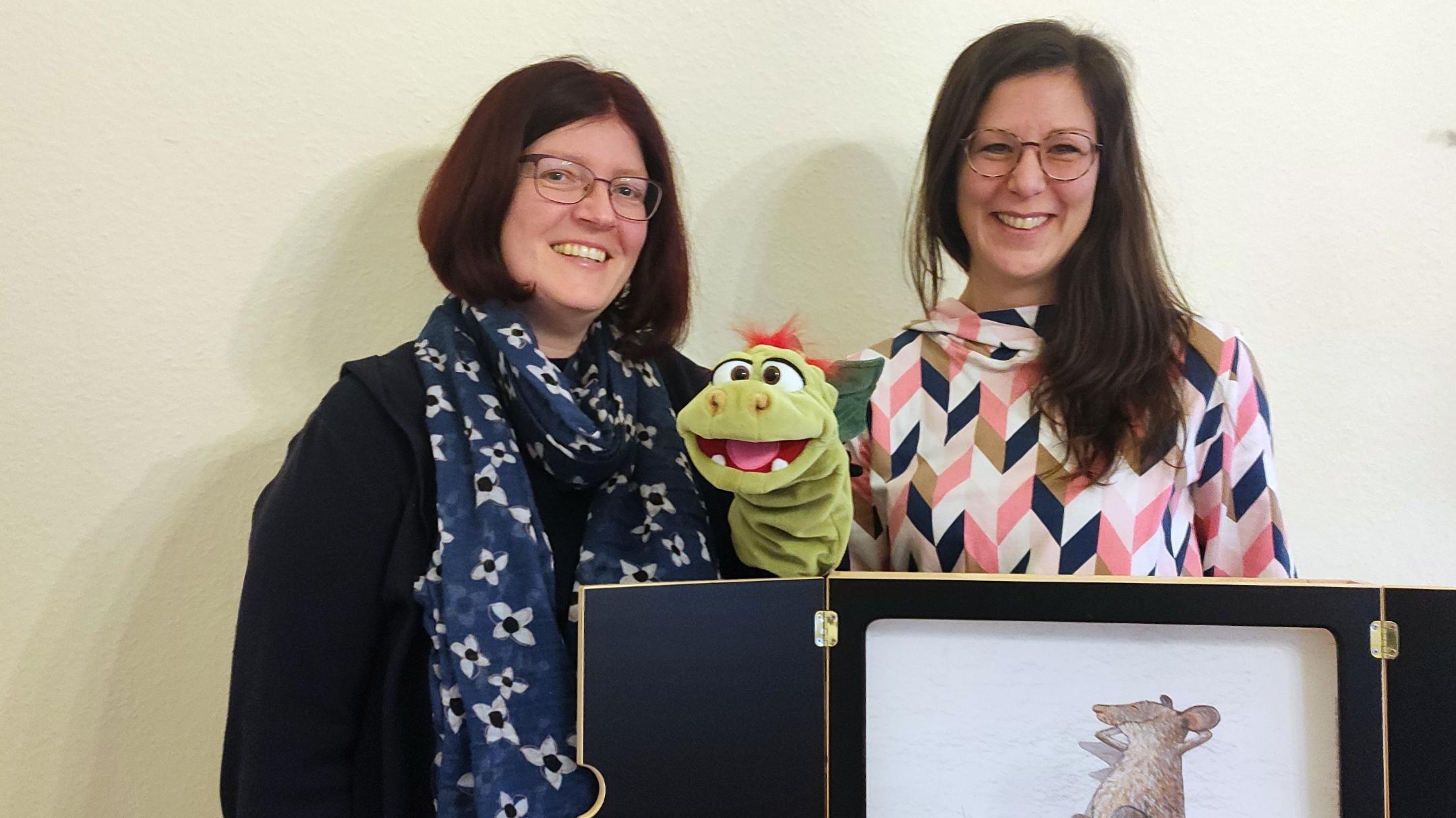 Beim Familientreff in Altenahr gibt es immer etwas zu entdecken. Gemeindereferentin Manuela Kremer-Breuer (links) und Pfarrsekretärin Stefanie Marhöfer präsentieren das Kamishibai-Erzähltheater. Foto: Ulla Häger