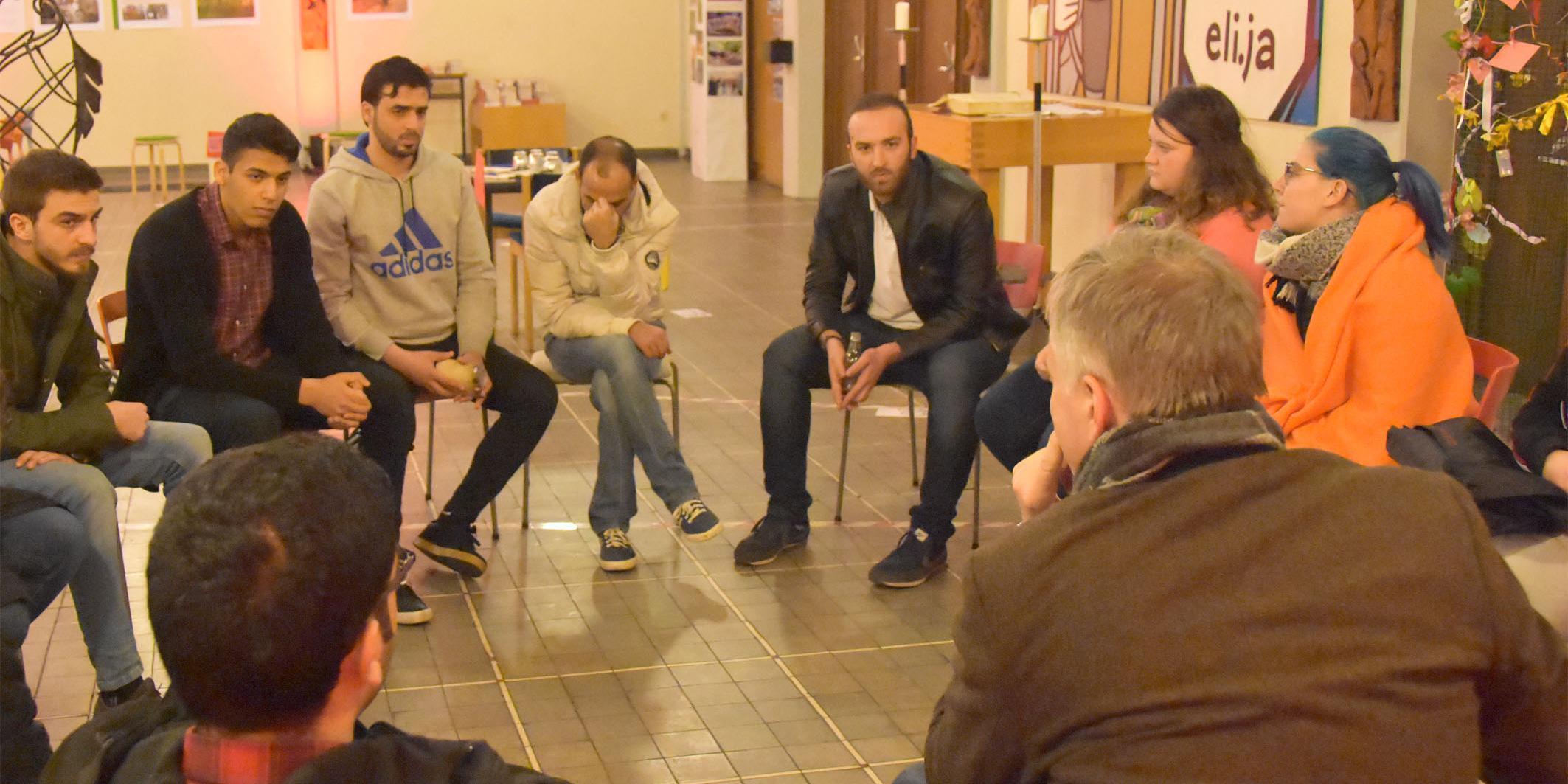 Jugendliche aus Syrien und Deutschland bei der Gruppenarbeit