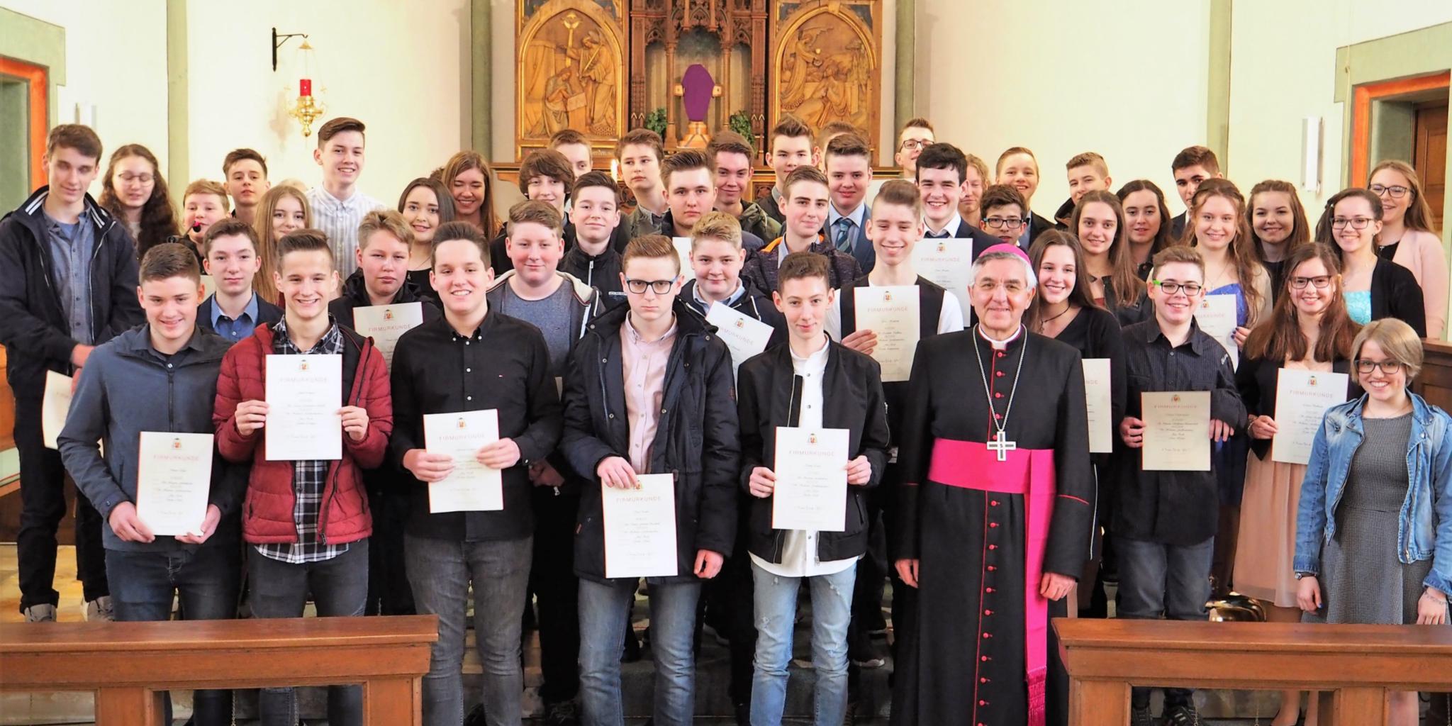 Nach dem Gottesdienst: Die Gruppe der Firmlinge der Pfarreiengemeinschaft Arzfeld mit Weihbischof Franz Josef Gebert in der Pfarrkirche St. Hubertus in Großkampenberg.