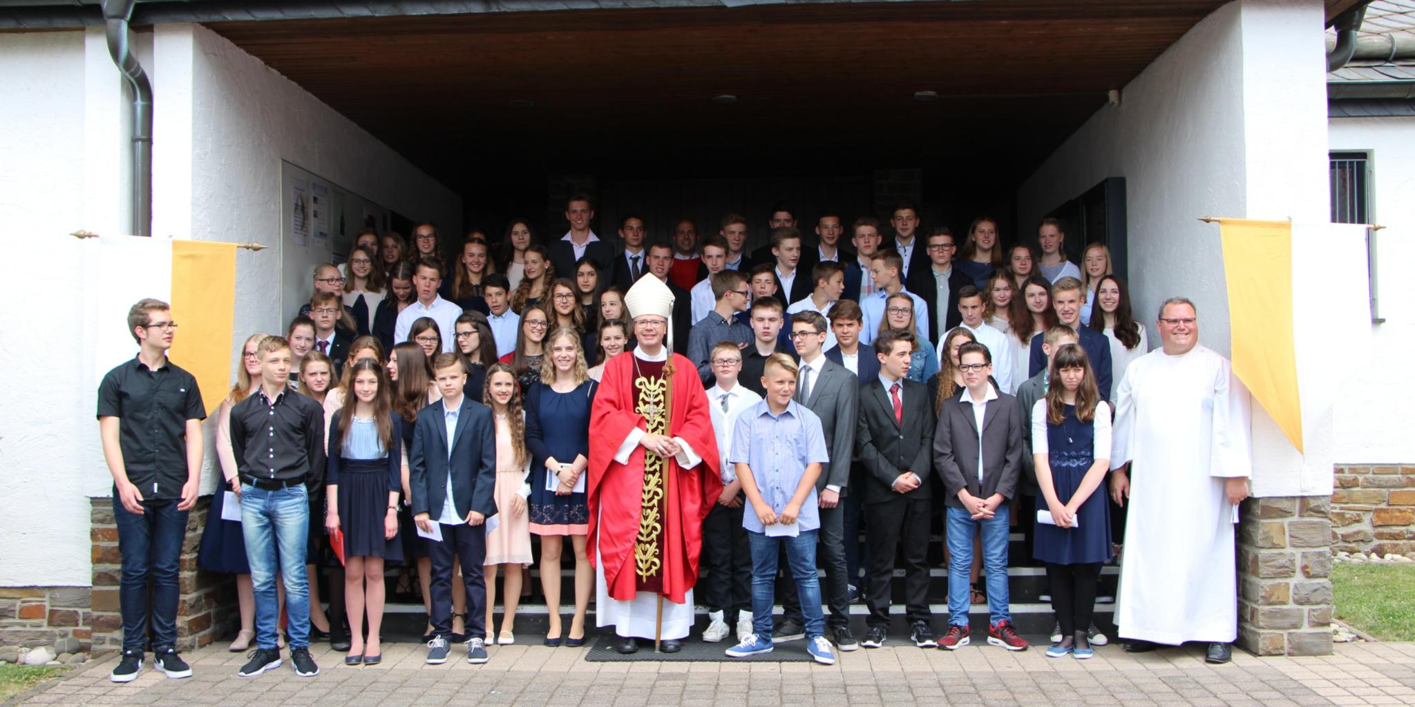 66 Jugendliche wurde im Gottesdienst am Sonntag von Bischof Dr. Ackermann gefirmt.