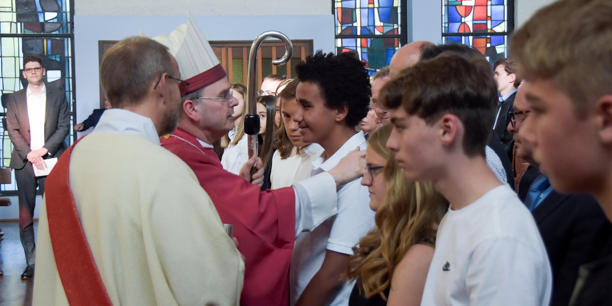 Weihbischof Brahm spendete das Sakremente durch Handauflegen und salbte die Jugendlichen mit Chrisamöl.