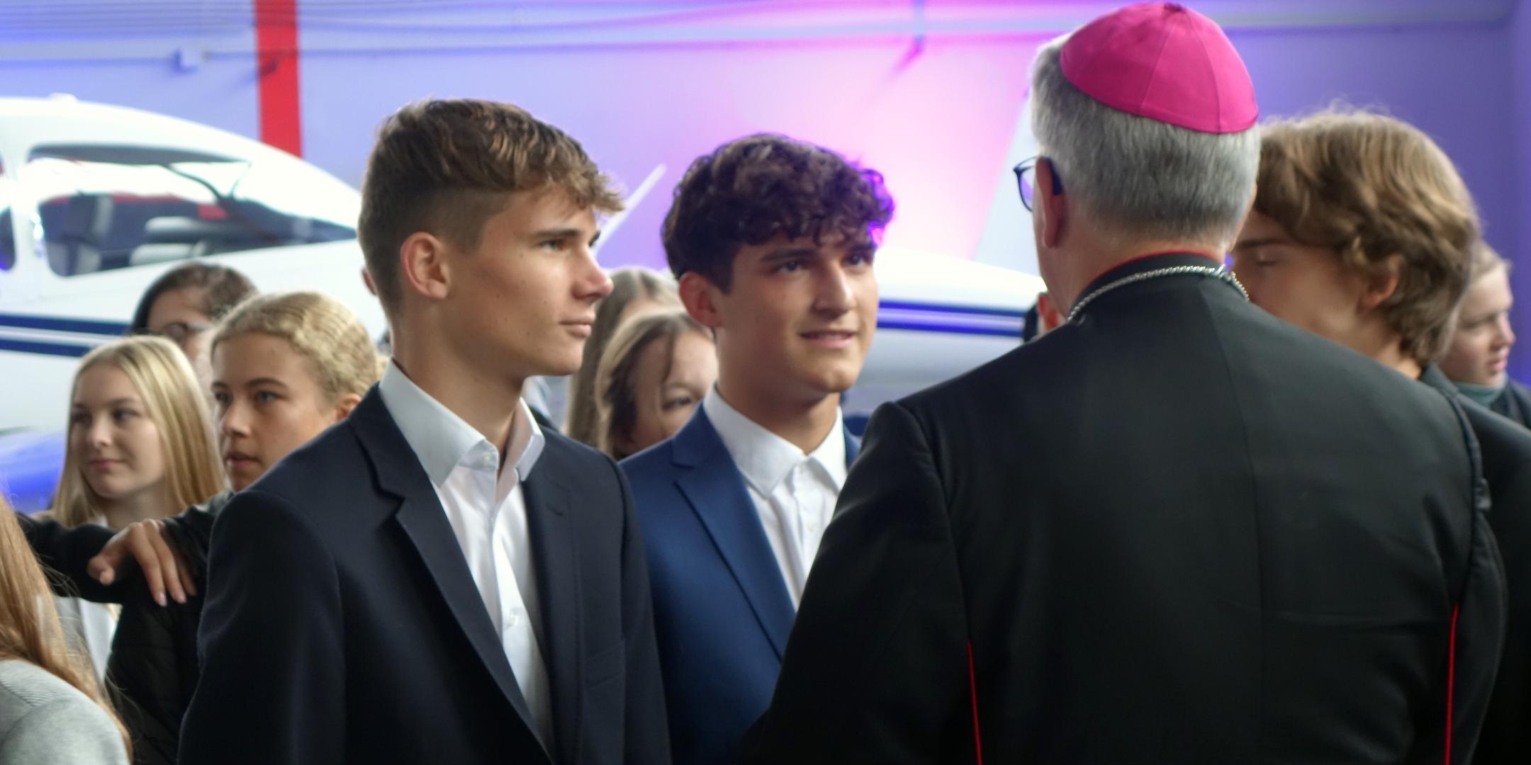 Weihbischof Peters beim Vorgespräch mit den Jugendlichen (Fotos: J. Fröder/Bistum Trier)