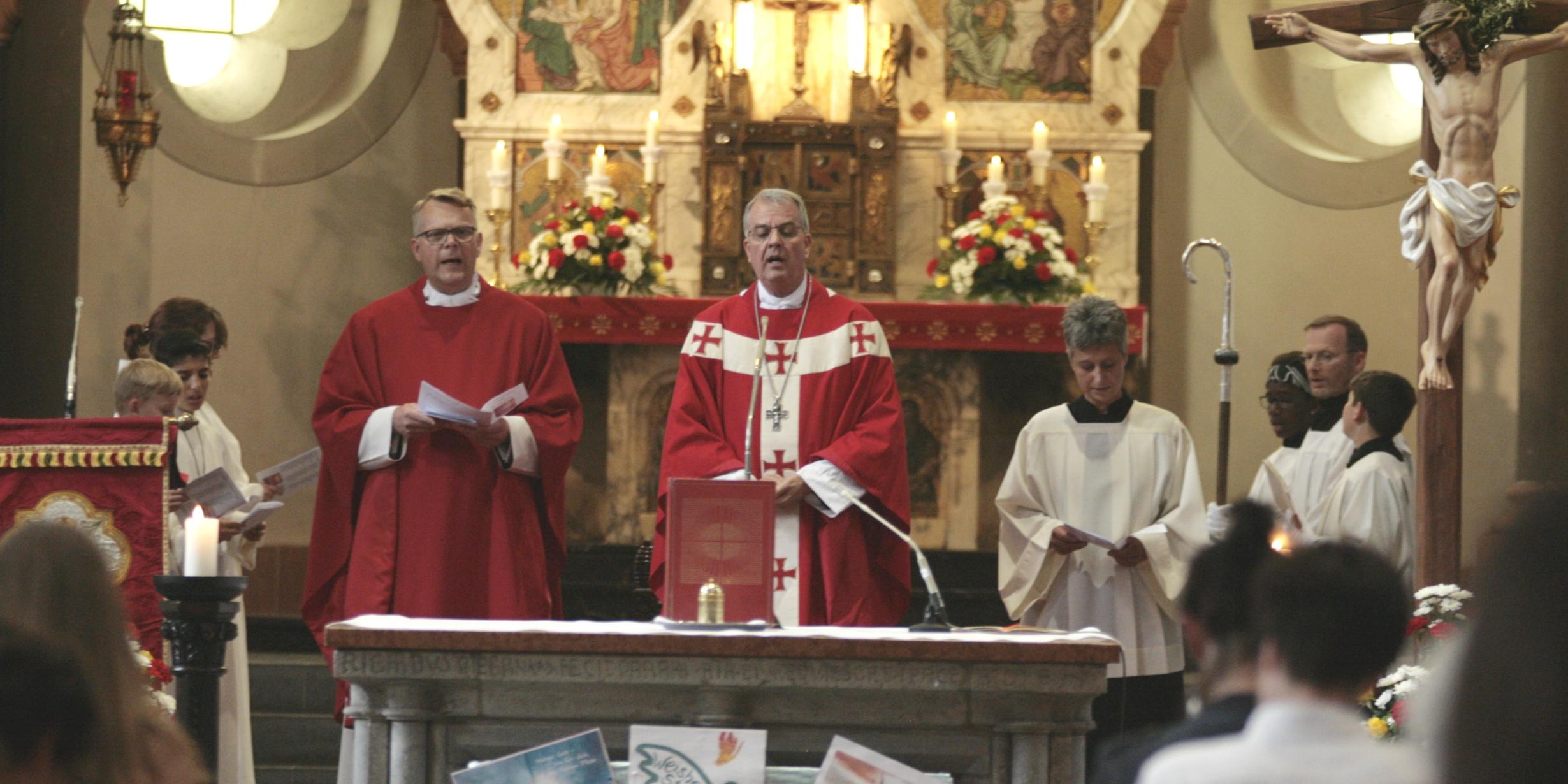 Weihbischof Jörg Michael Peters (Mitte) und Pfarrer Frank Klupsch beim Firmgottesdienst