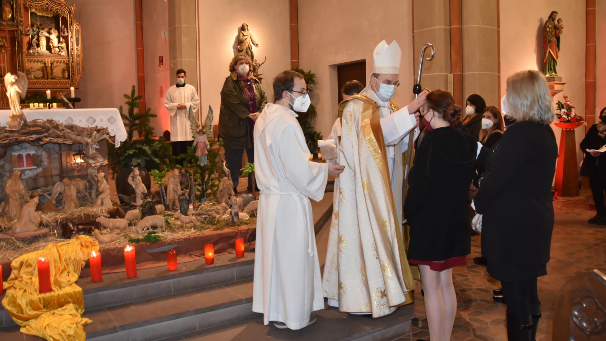 Weihbischof Robert Brahm spendet in der Kirche Maria Himmelfahrt in Geislautern das Sakrament der Firmung. Foto: Ute Kirch/Bistum Trier