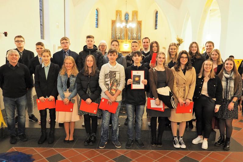 Die in Gerolstein gefirmten Jugendlichen mit einigen ihrer Begleiterinnen und Begleitern nach dem Gottesdienst.