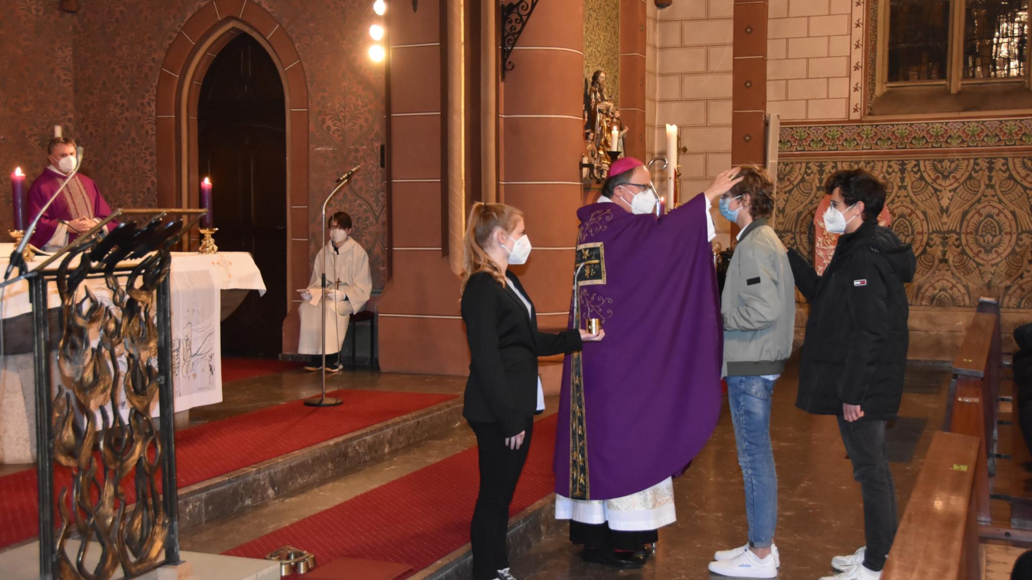 Bischof Stephan Ackermann spendet am 27. Februar das Sakrament der Firmung in St. Petrus in Ketten in Merzig-Hilbringen. Foto: Ute Kirch