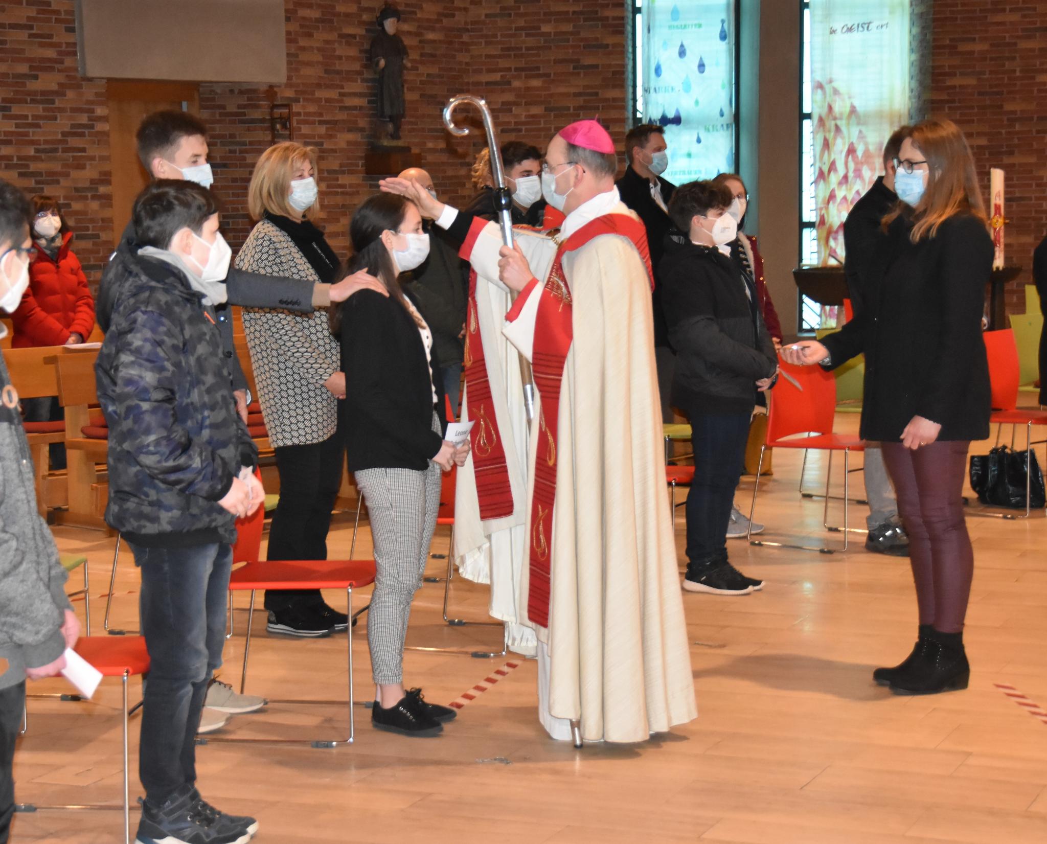Weihbischof Brahm spendete in Rappweiler Jugendlichen das Sakrament der Firmung. Foto: uk