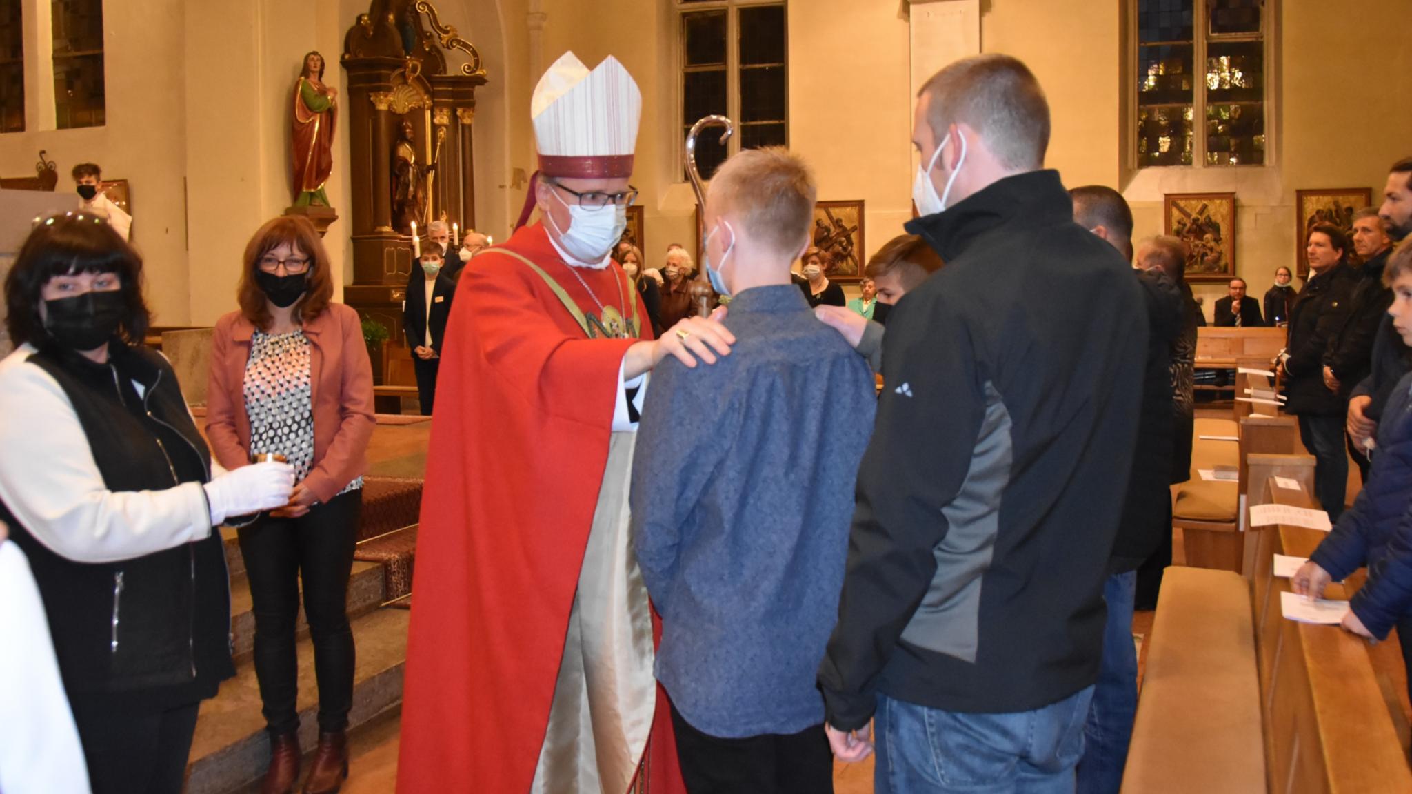 Bischof Ackermann spendete 26 Jugendlichen in Nalbach das Sakrament der Firmung. Foto: Ute Kirch