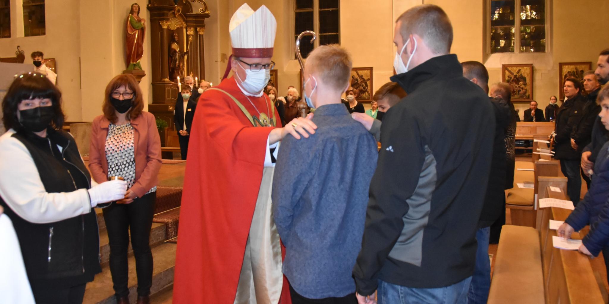 Bischof Ackermann spendete 26 Jugendlichen in Nalbach das Sakrament der Firmung. Foto: Ute Kirch