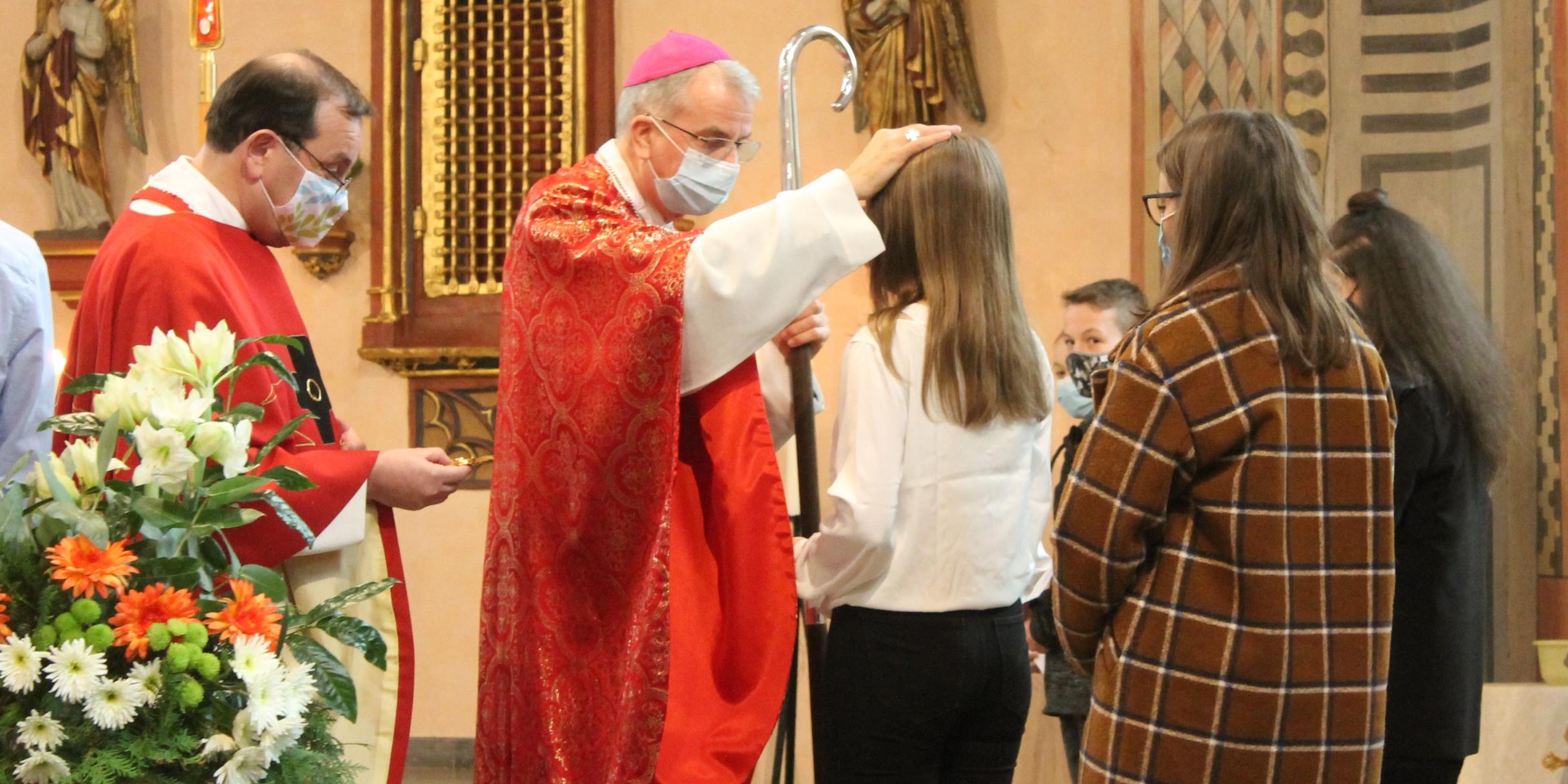 Weihbischof Peters spendet das Sakrament der Firmung. Foto: Ulrike Platten-Wirtz/Bistum Trier