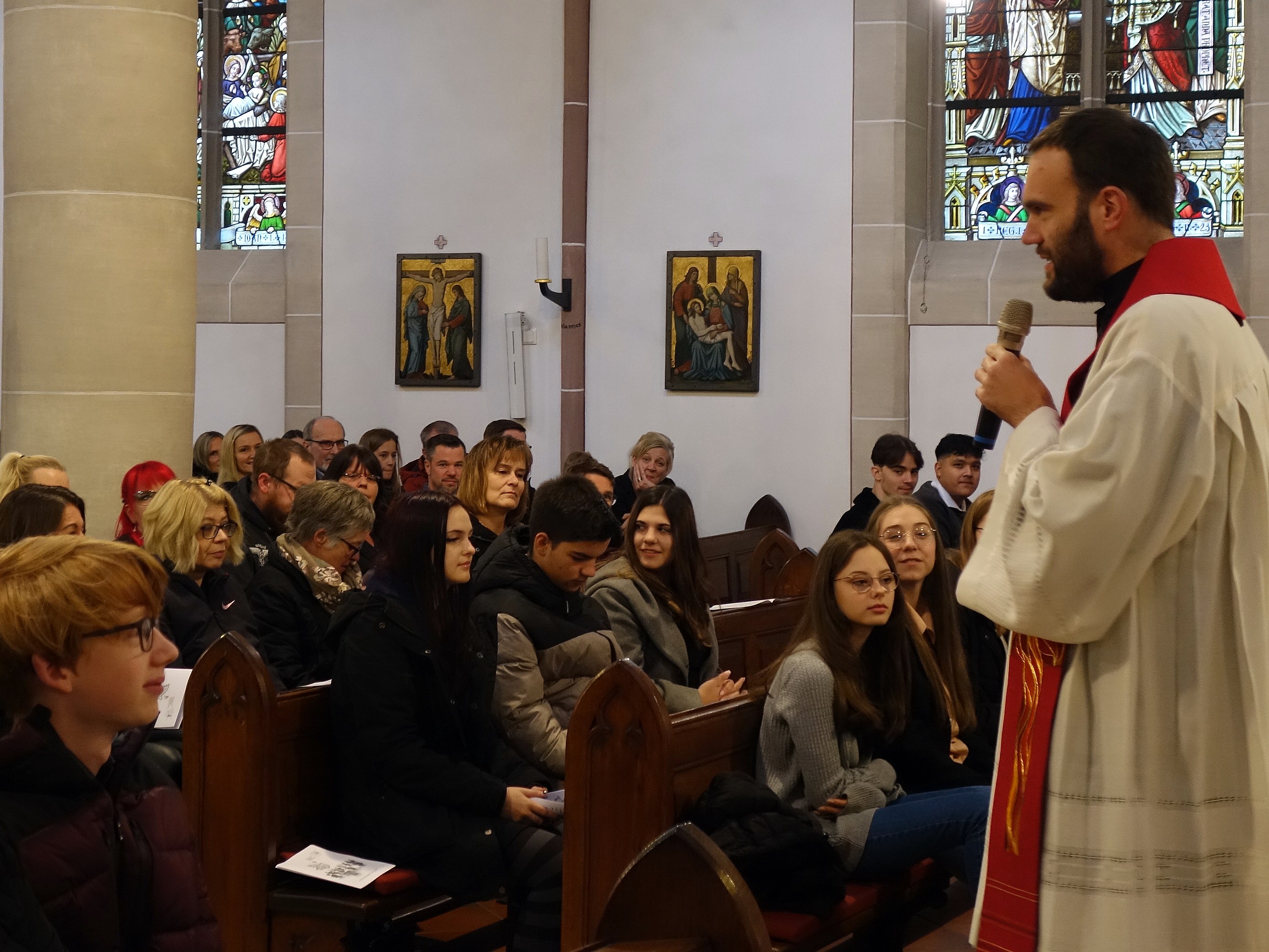Jugendpfarrer Dominic Lück im Gespräch mit den Jugendlichen. Fotos: Bistum Trier/Julia Fröder