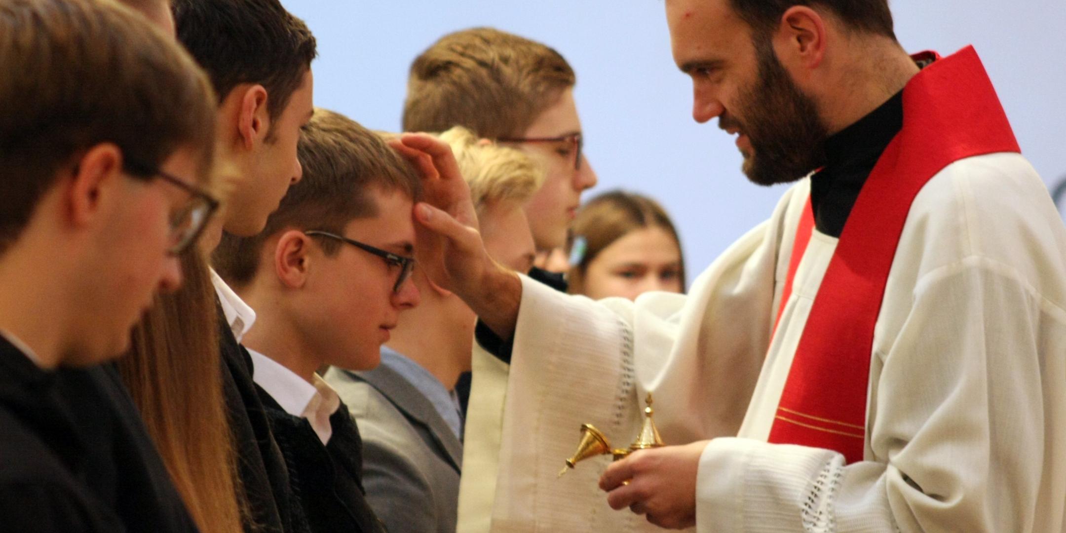 24 junge Menschen empfingen das Sakrament der Firmung in Herdorf durch Jugendpfarrer Dominic Lück.