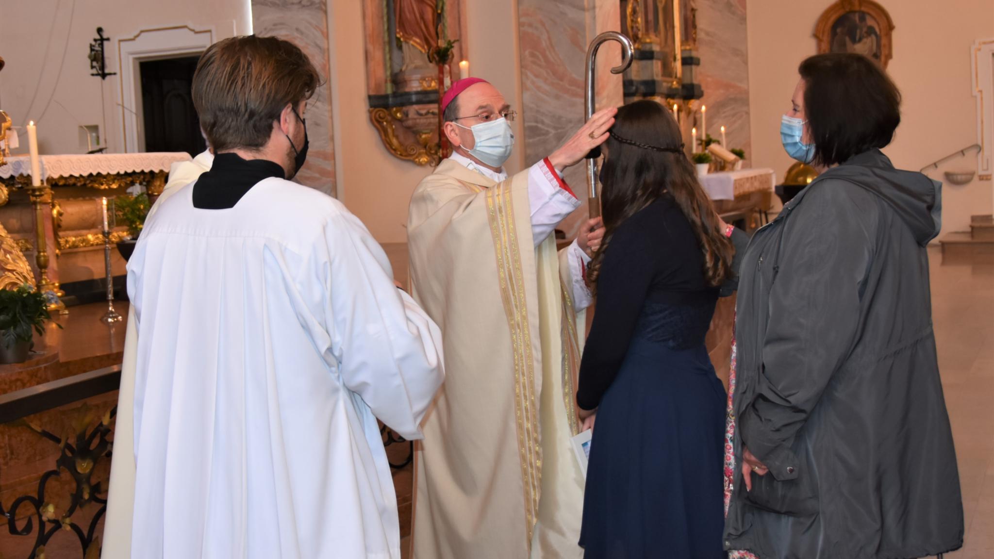 Weihbischof Robert Brahm spendet in St. Laurentius in Schwalbach-Hülzweiler das Sakrament der Firmung. Foto: uk