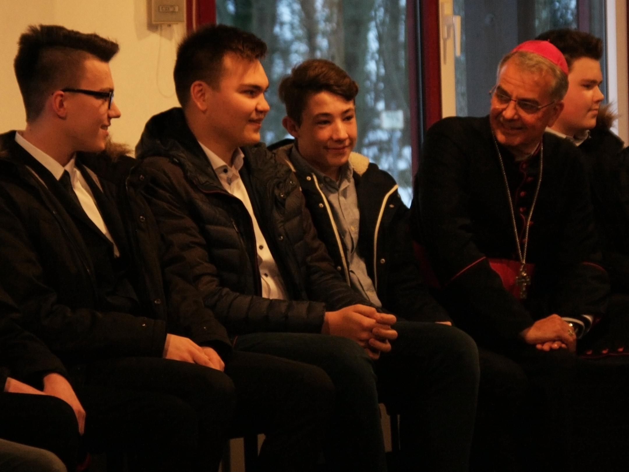 Bei einem Vorgespräch lernt Weihbischof Peters die Jugendlichen kennen.