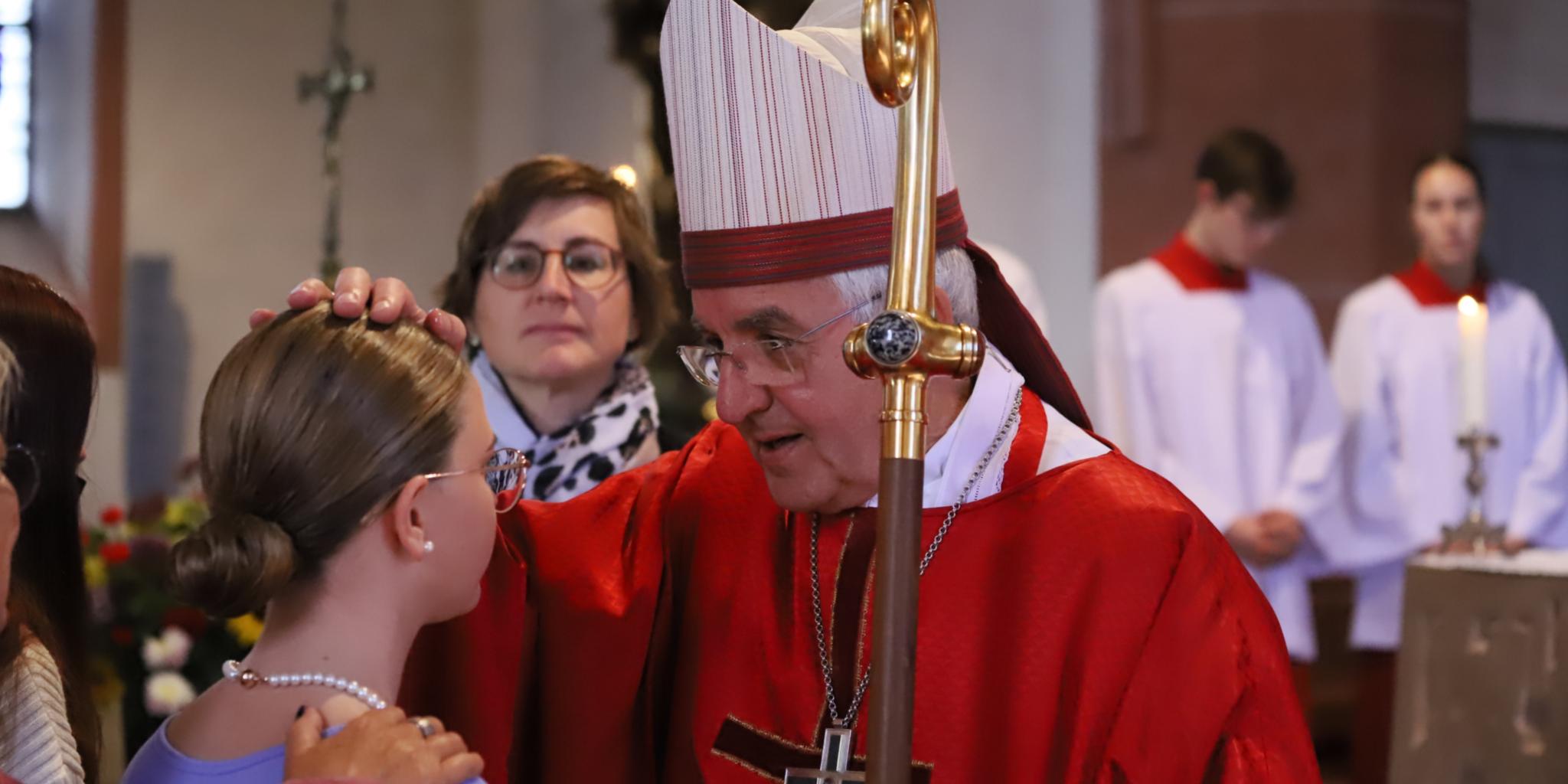 Weihbischof Gebert spendet das Sakrament der Firmung (Foto: Isabel Athmer/Bistum Trier)