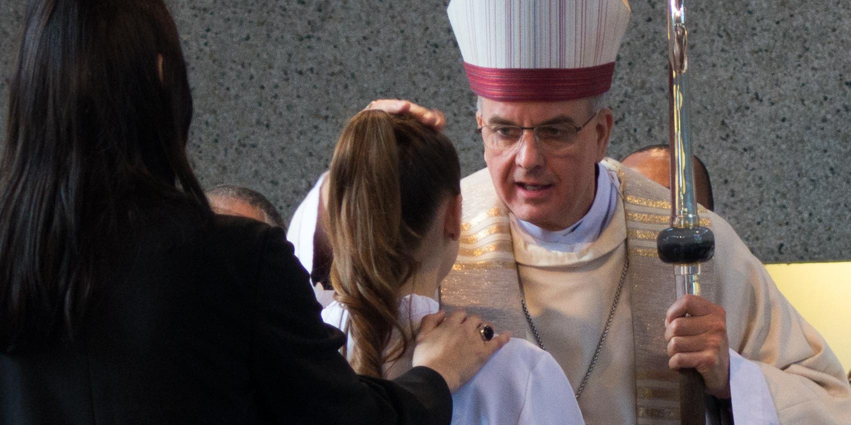 Weihbischof Jörg Michael Peters firmt Jugendliche aus der kroatisch-katholischen Gemeinde.