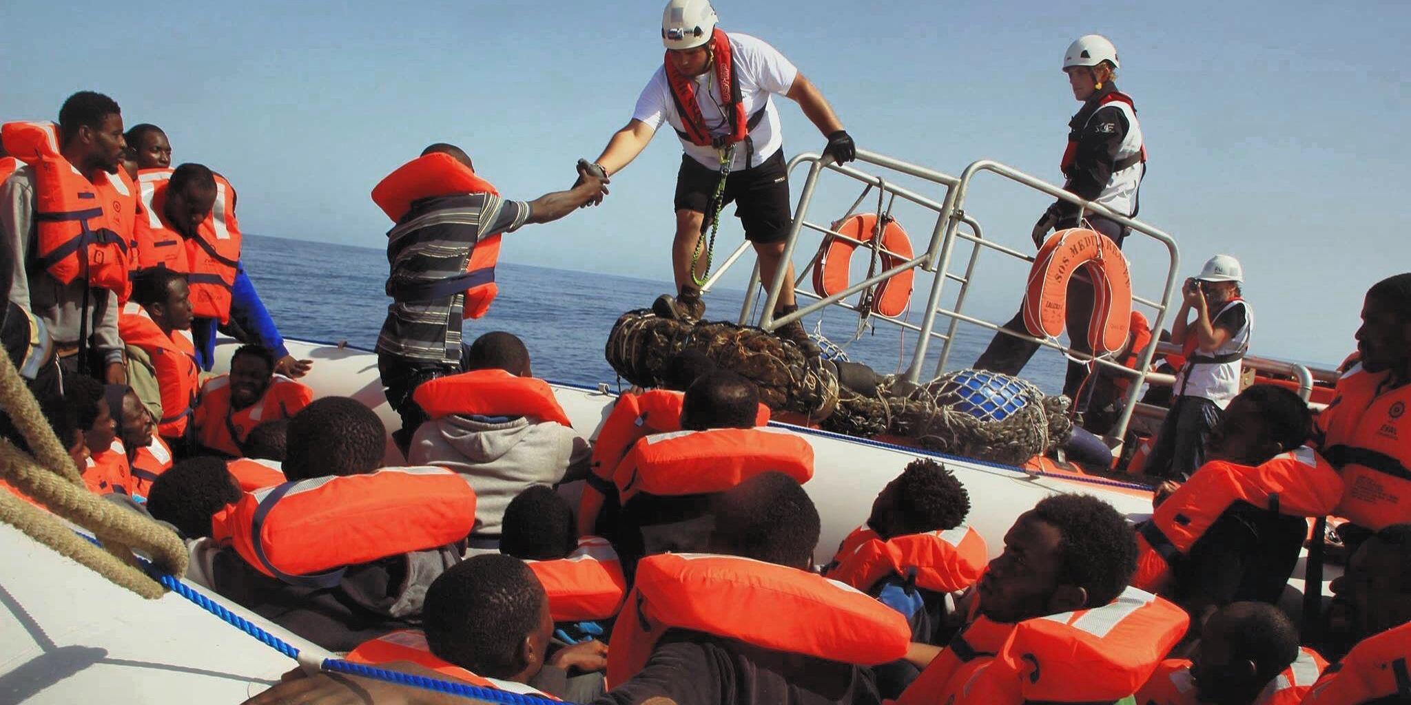 In maroden Schlaubooten sitzen oft bis zu 150 Menschen, um über das Mittelmeer nach Europa zu flüchten.