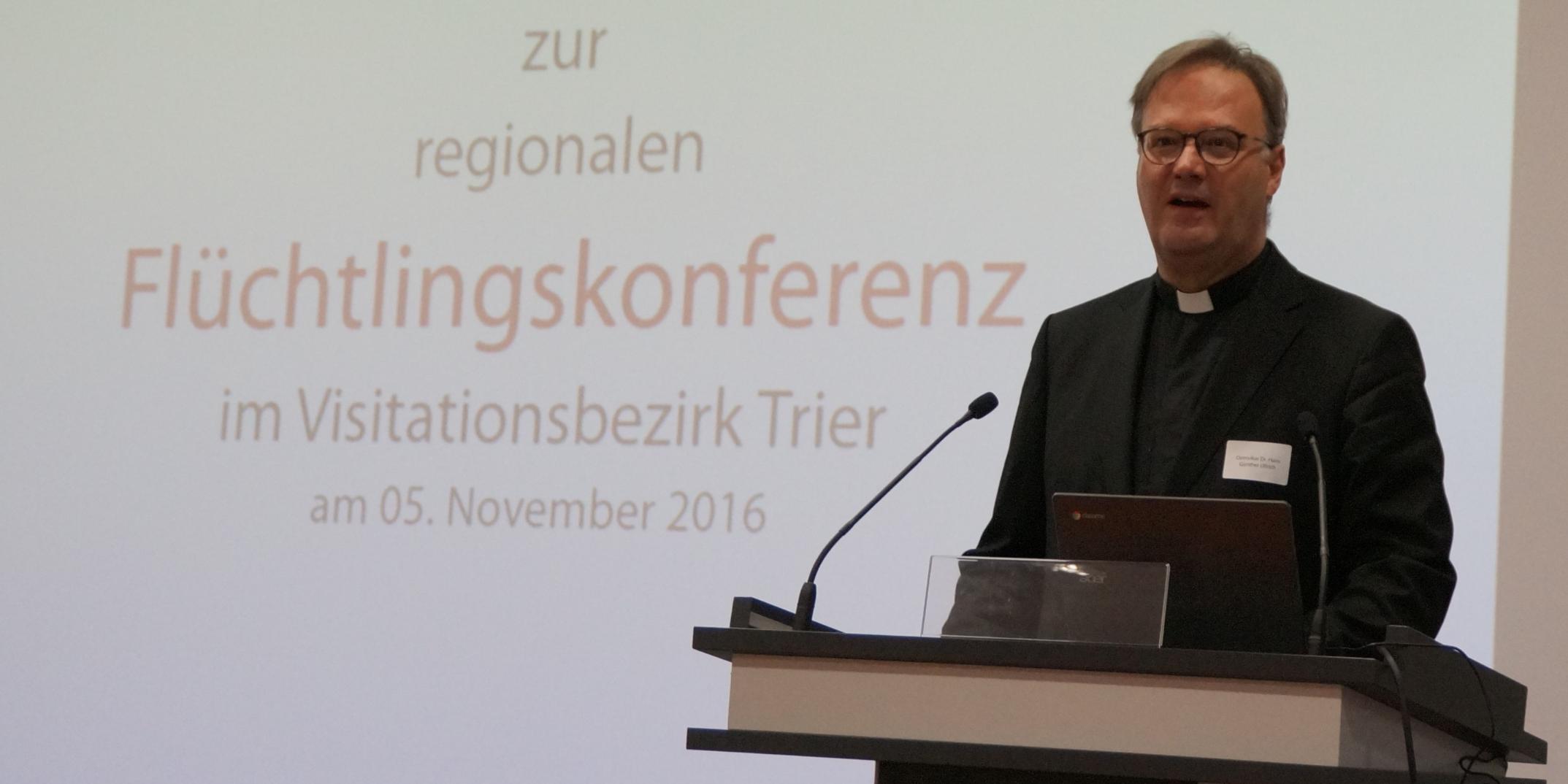 Dr. Hans Günther Ullrich, Leiter der Abteilung Ehrenamt, Bildung und Gesellschaft im Generalvikariat, eröffnet die erste regionale Flüchtlingskonferenz in Trier.