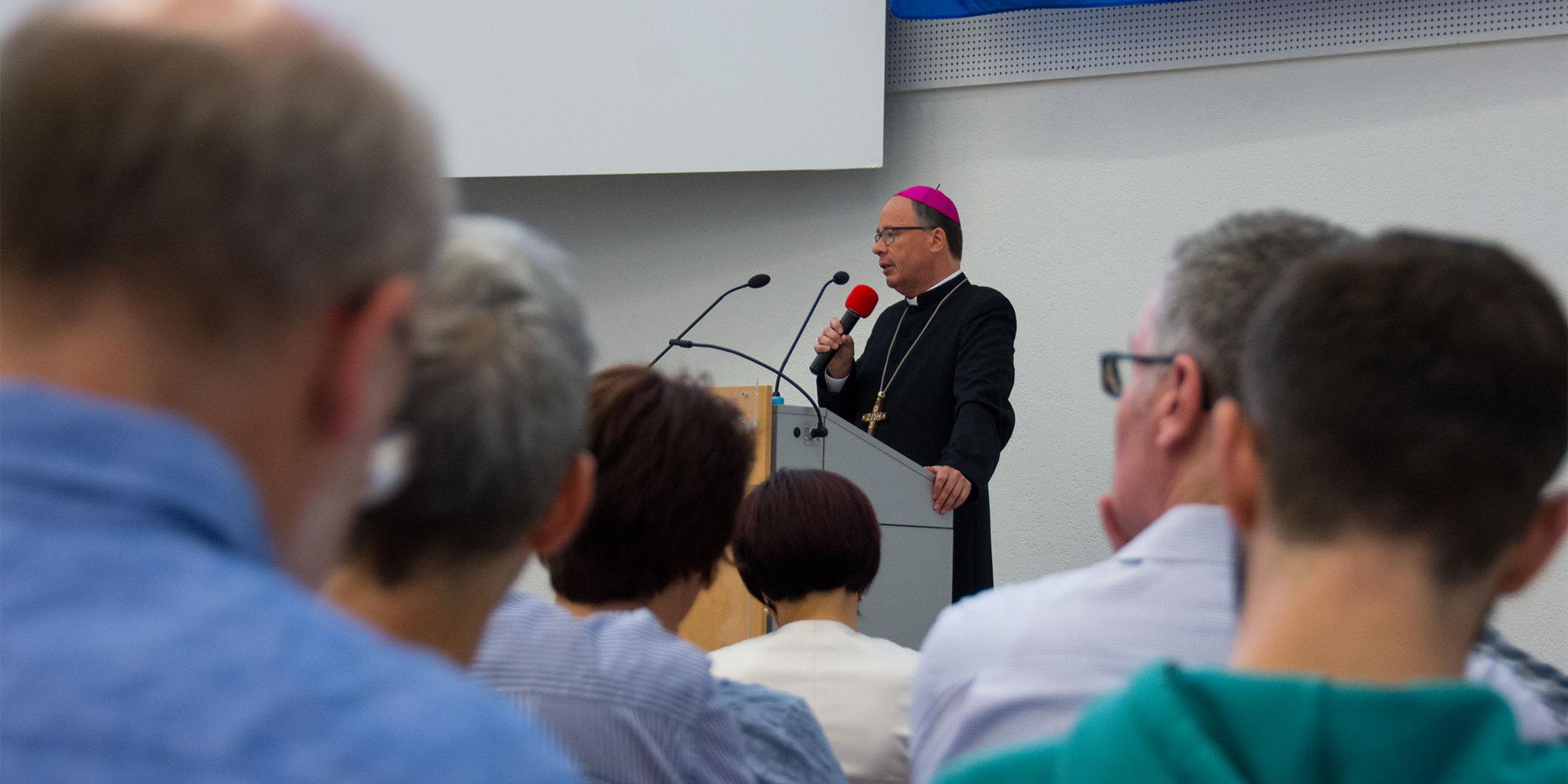 Bischof Ackermann sprach zu den mehr als 220 Menschen in Otzenhausen über die Umsetzung der Synodenbeschlüsse.