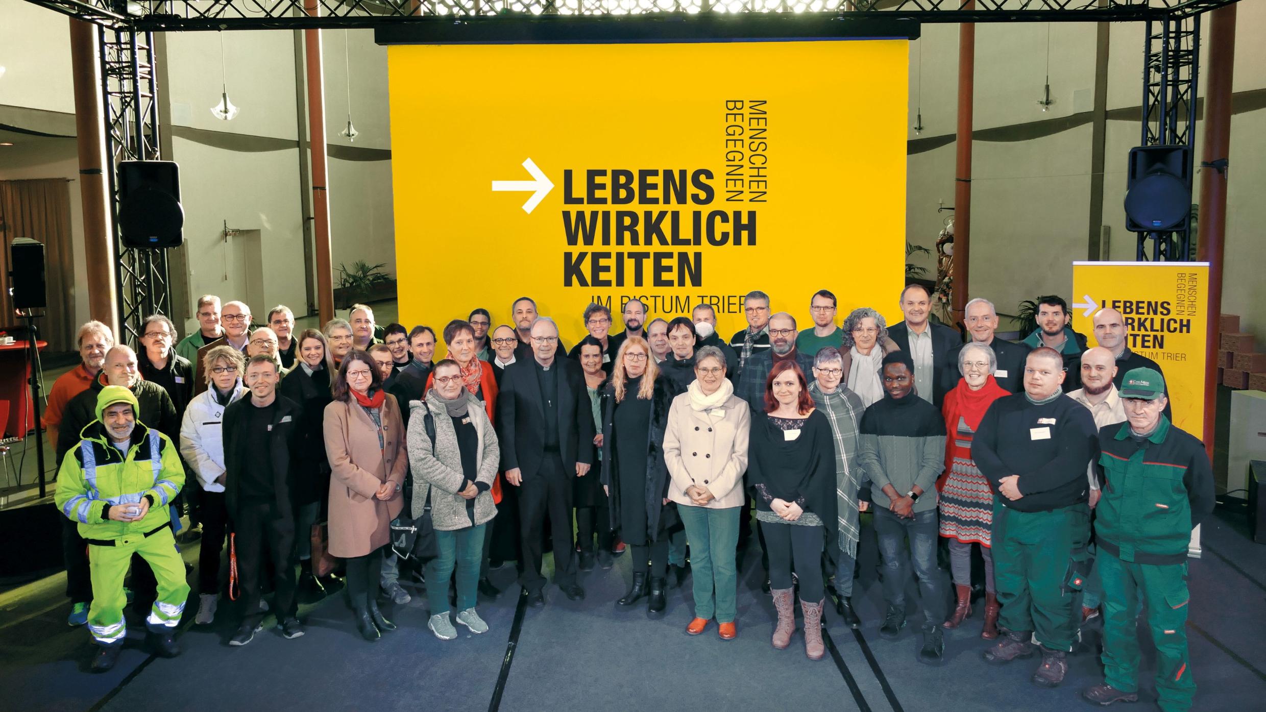 Eintauchen in soziale Lebenswirklichkeiten: Gruppenfoto der Gastgebenden und Teilnehmenden sowie des Projektteams um Dr. Martina Messan mit Bischof Dr. Stephan Ackermann bei der Abschlussveranstaltung im Koblenzer X-Ground. (Fotos: Marco Wagner)