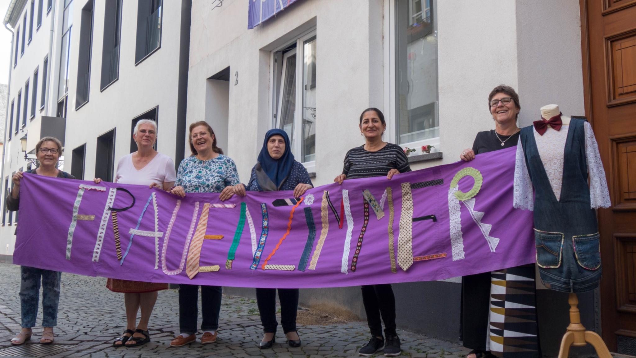 Jutta Lehnert (re.) und andere Frauen mit dem Banner des 'Frauenzimmer' in der Koblenzer Altstadt