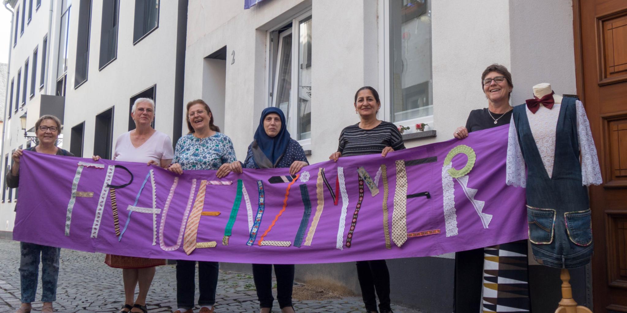 Jutta Lehnert (rechts) gemeinsam mit einigen Frauen des Nähprojekts kurz vor der Eröffnung 2019