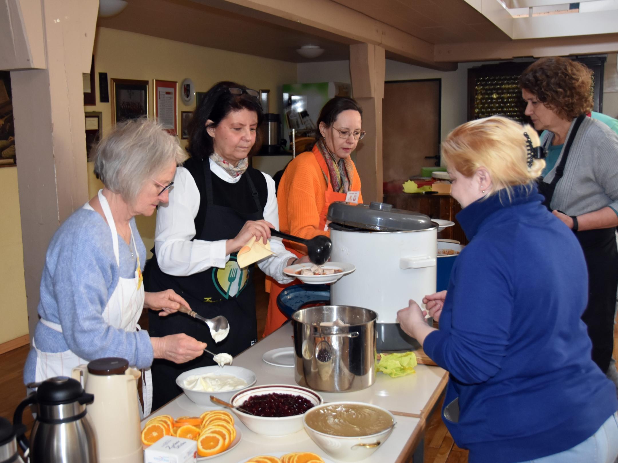 Ehrenamtliche verteilen Essen an die Gäste Foto: Ute Kirch