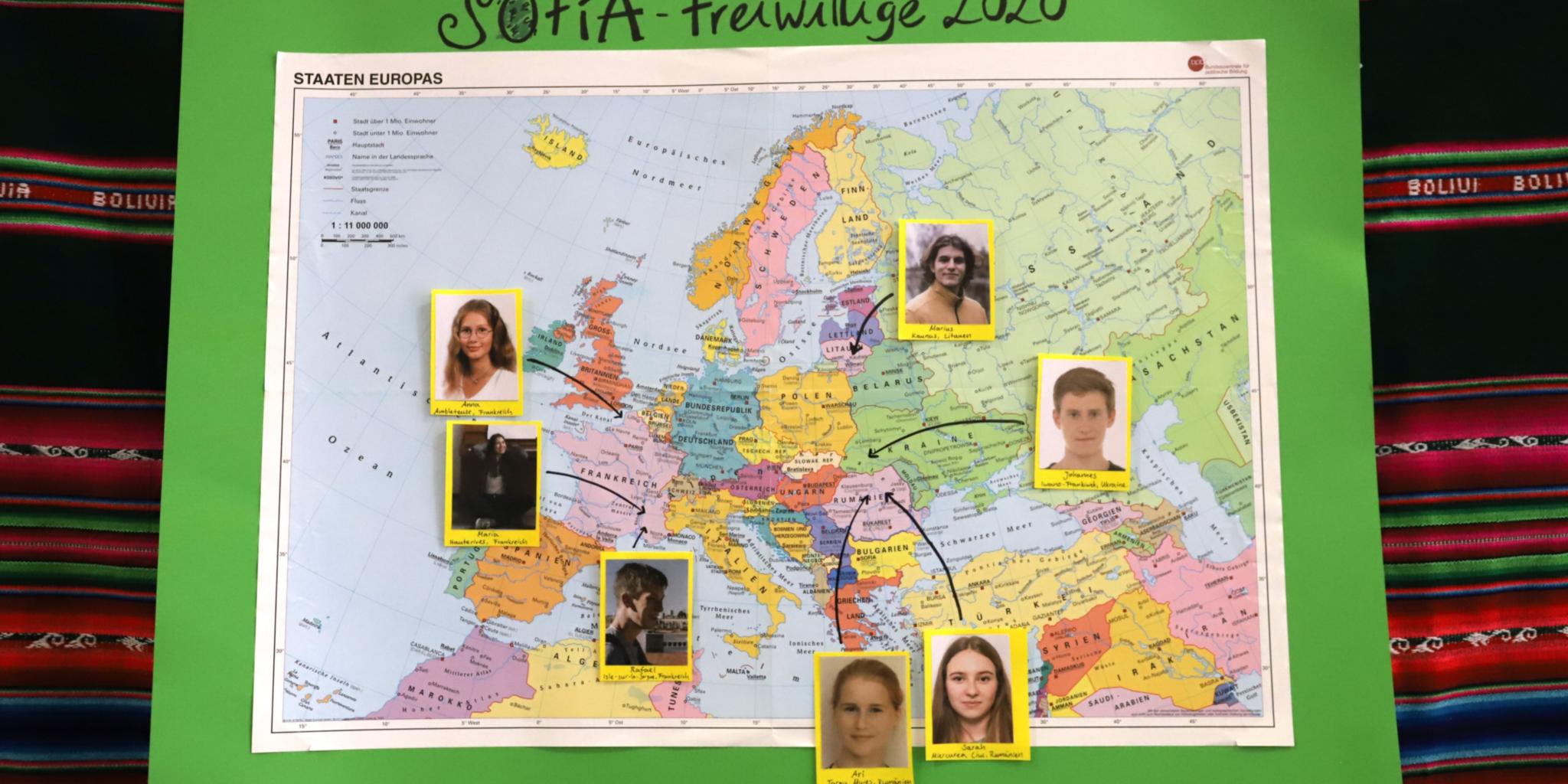Sieben junge Menschen beginnen ihren Freiwilligendienst bei SoFiA. Ihr künftiger Einsatzort ist markiert (Foto: Angelika Witczak/Bistum Trier)