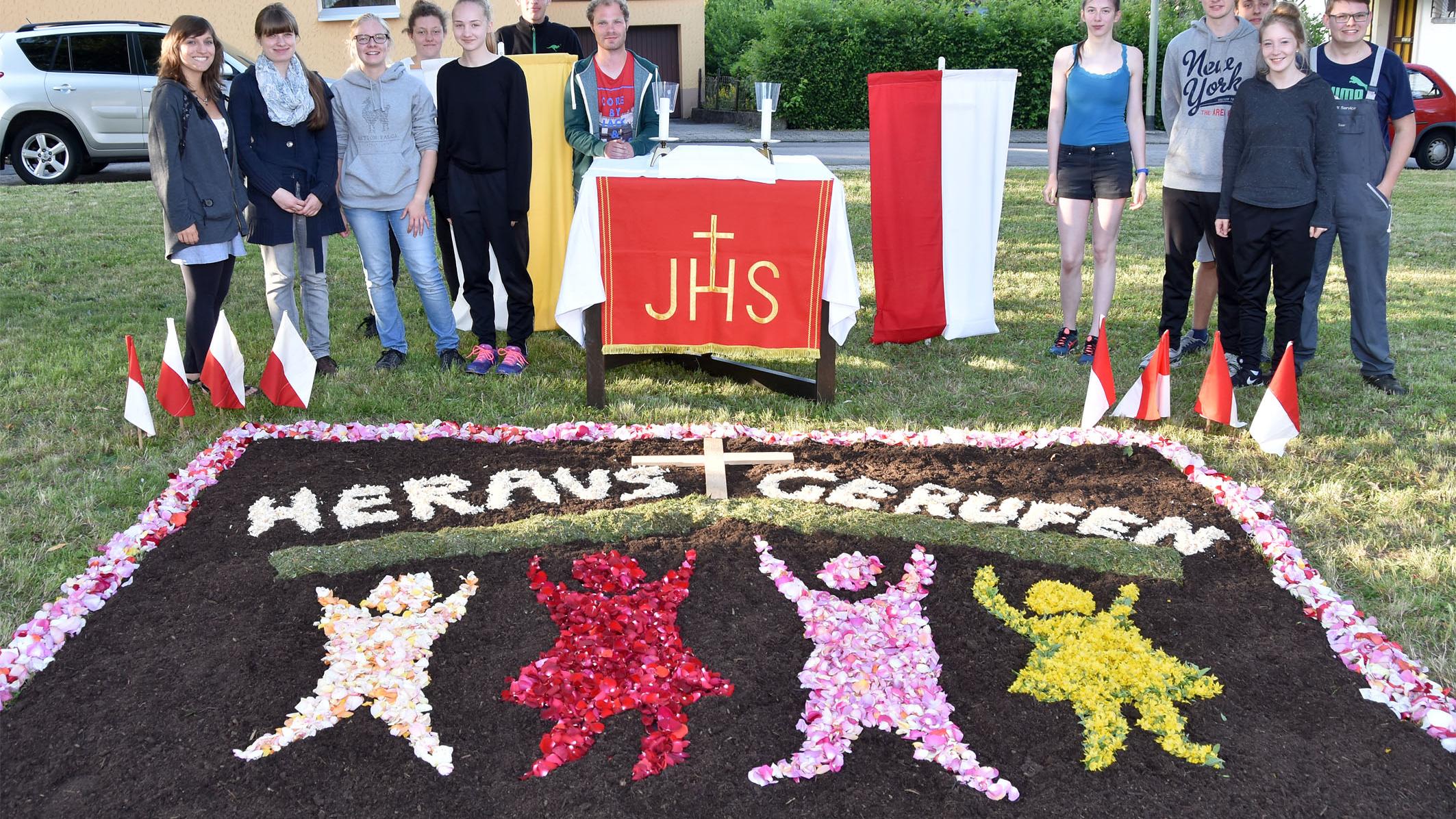 Der gemeinsame Blumenteppich und Altar der Ministrantinnen und Ministranten aus Merchweiler und Wemmetsweiler.