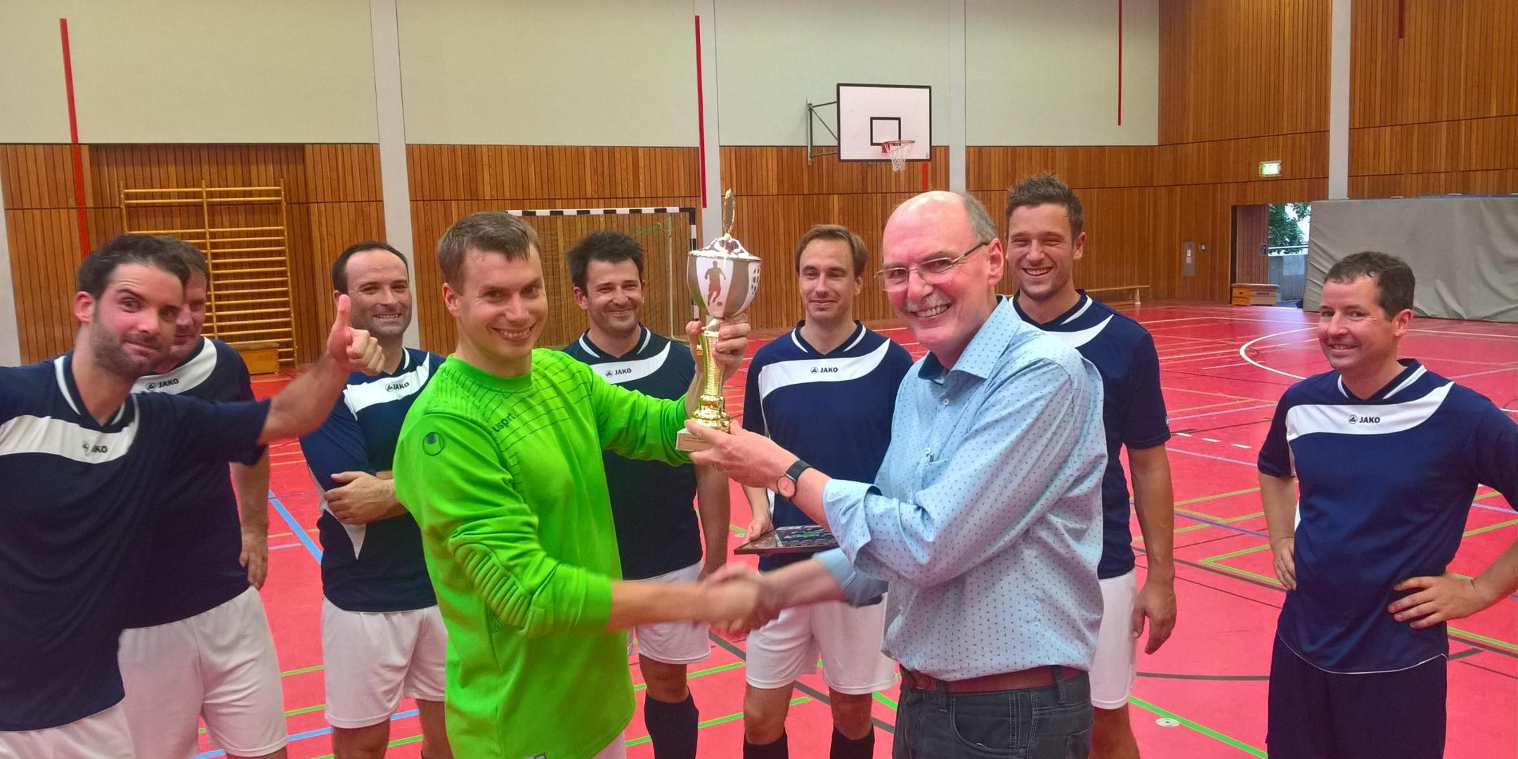 Dr. Hans-Gerd Wirtz (vorne rechts) übergibt dem Siegerteam der Willi-Graf-Schulen aus Saarbrücken den Pokal.