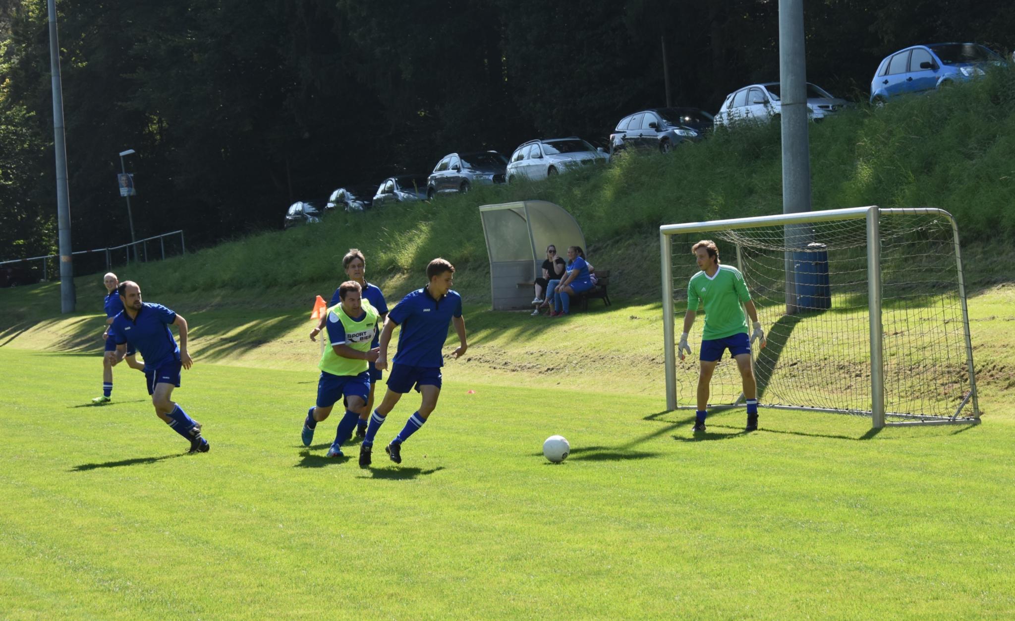 Das Eröffnungsspiel bestritten die Kicker der Alfred Delp Schule gegen die Equipe aus Bitburg.
