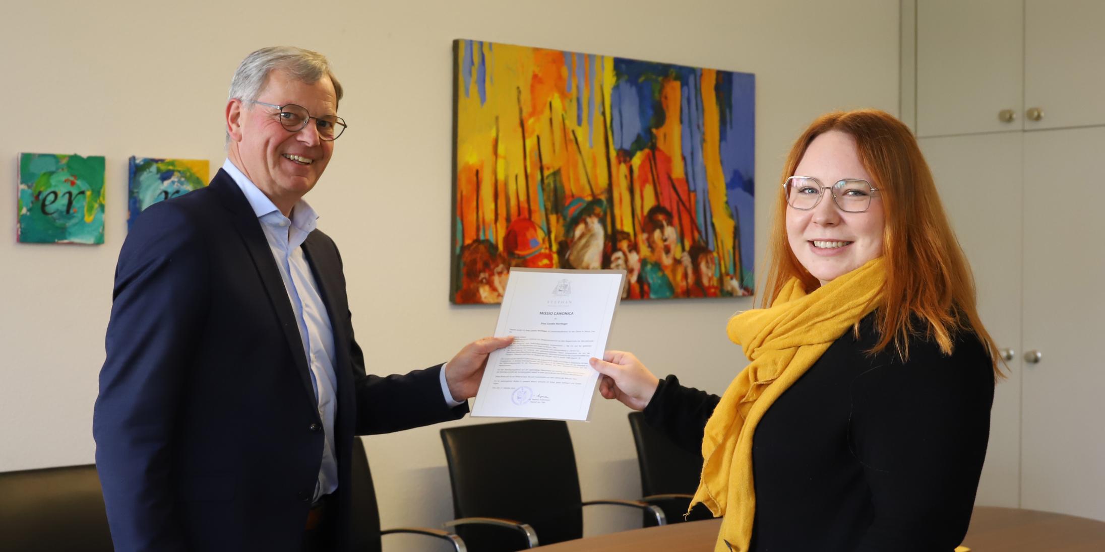 Generalvikar von Plettenberg überreicht die Urkunde an Carolin Herrlinger (Foto: Inge Hülpes/Bistum Trier)